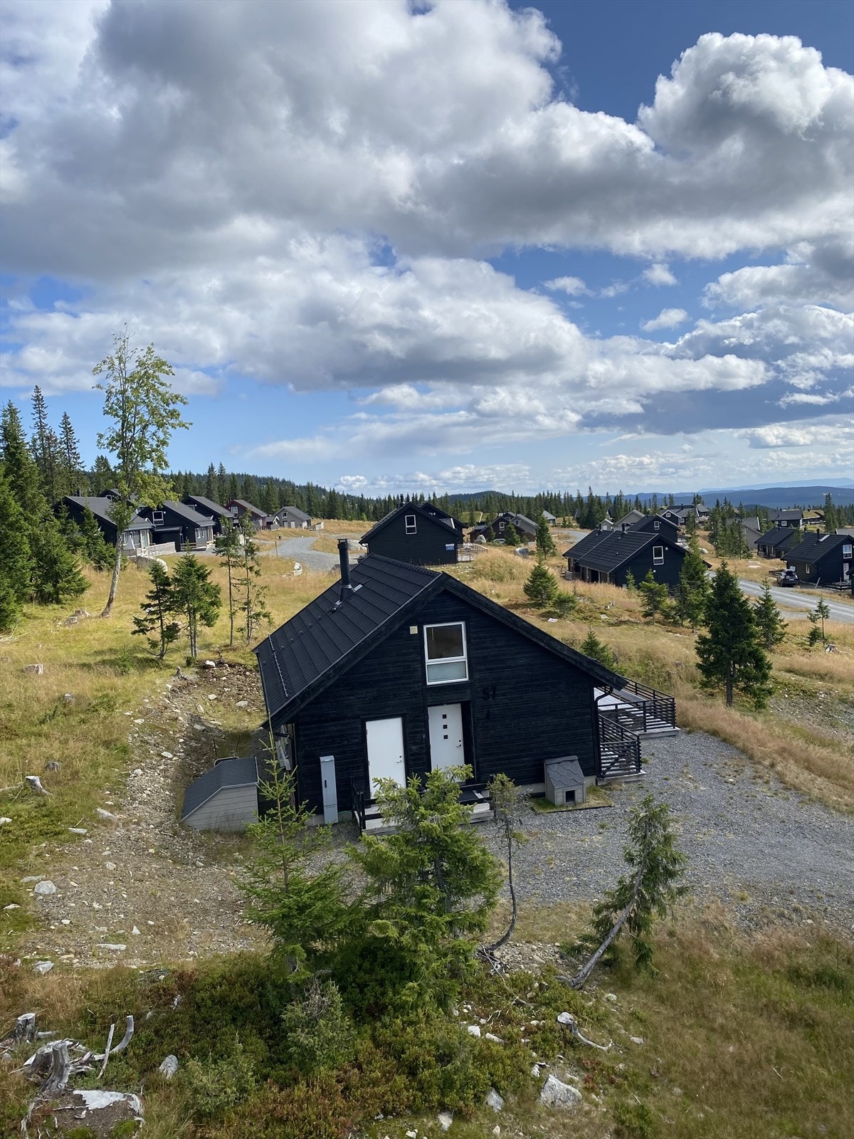 Sjusjøen byr på milevis med topp preparerte skikøyer og flotte tur-og sykkelstier sommerstid. Hytta ligger utmerket til og har umiddelbar tilgang til skisporet. Barnevennlige omgivelser. Galleribilde