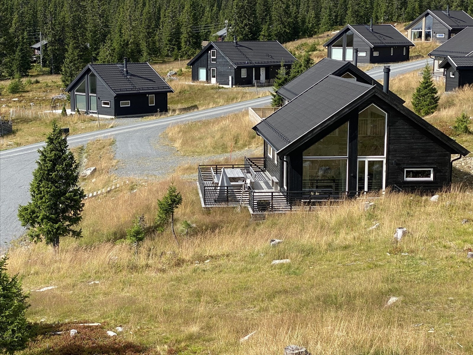 Hytta ligger solrikt til, med flott utsikt. God intern plassering i feltet. Galleribilde