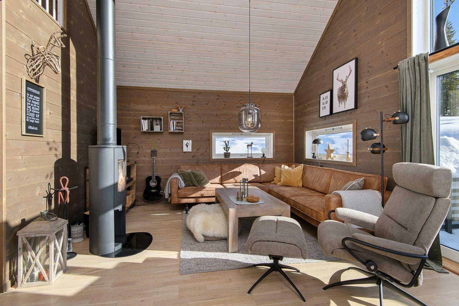 En peisovn sørger for god varme i tillegg til panelovner og varmekabler. Galleribilde