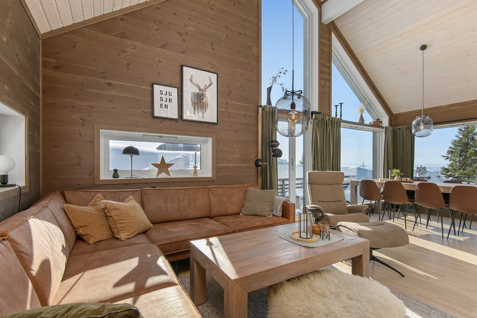 Den gode takhøyden i rommet bidrar til en herlig romfølelse. Lune og tidsriktige fargetoner på veggene skaper en fin atmosfære. Galleribilde