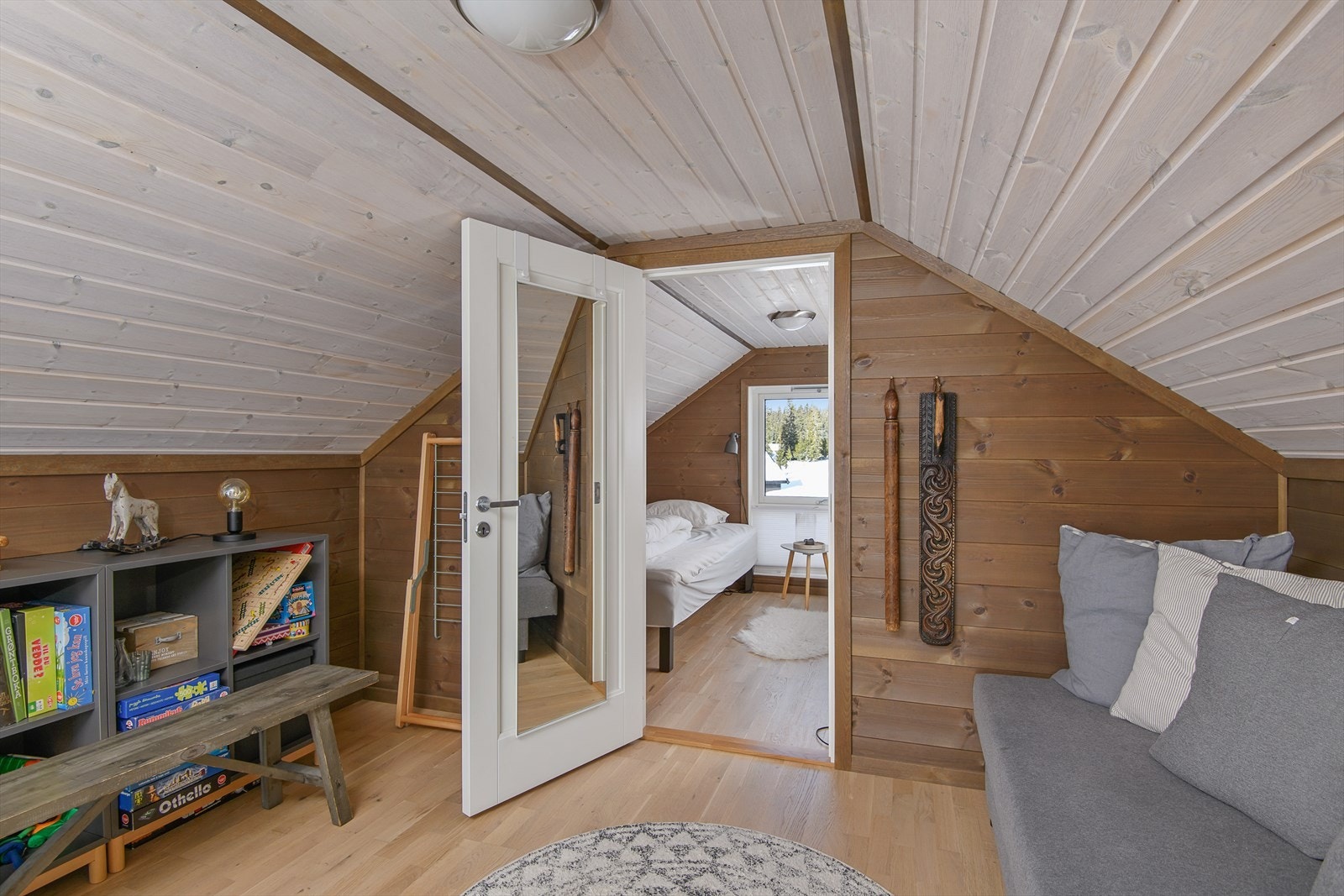 Dør mellom stue og soveplasser på hemsen. Galleribilde