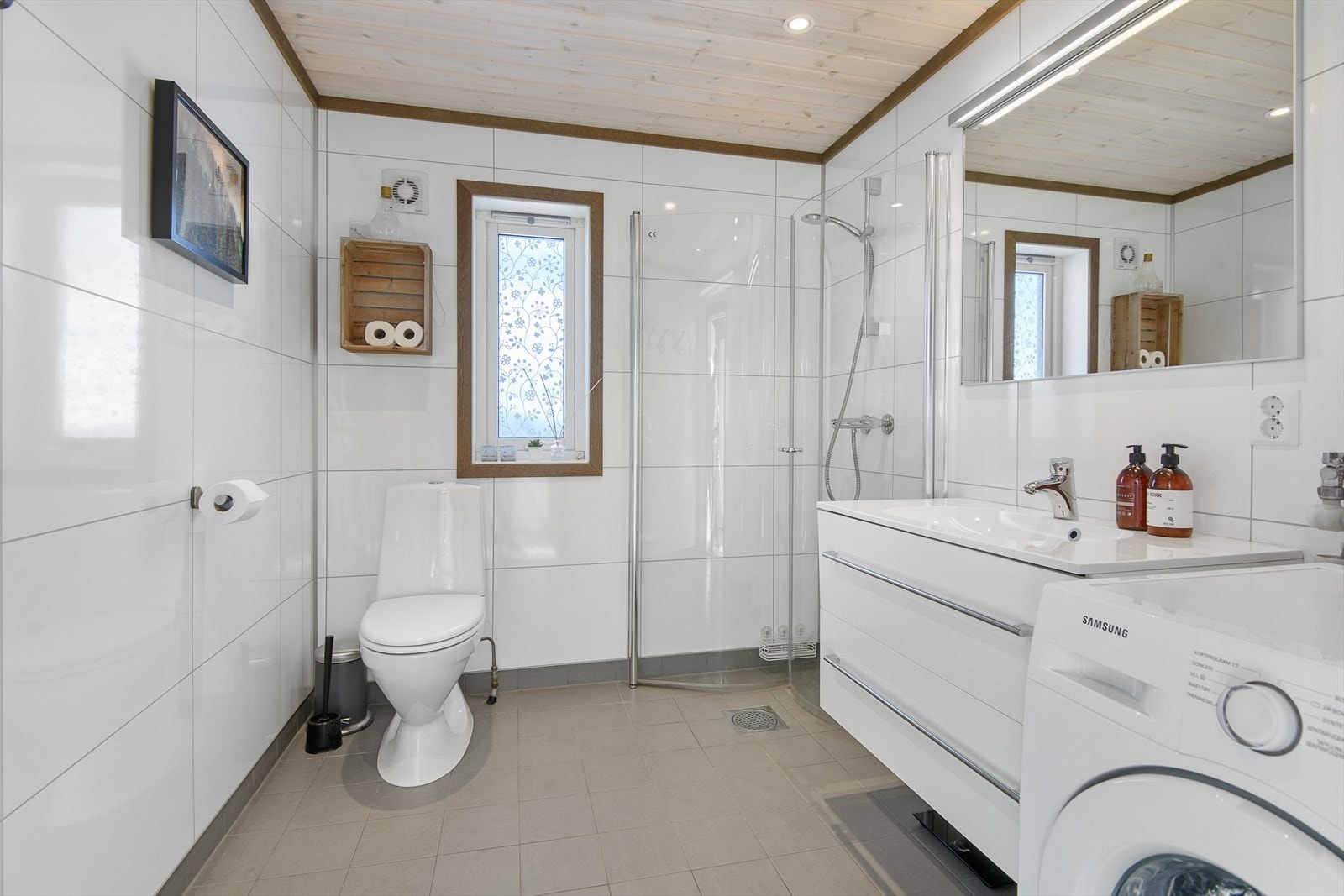 Tidløst bad/wc med opplegg for vaskemaskin. Funksjonelt og praktisk. Galleribilde