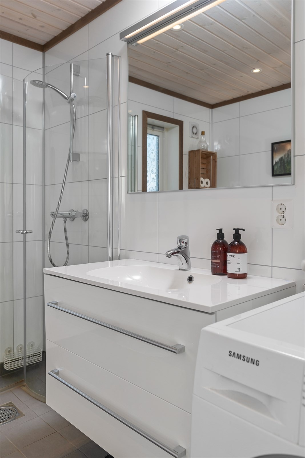 Servantinnredningen har skuffer for oppbevaring. Galleribilde