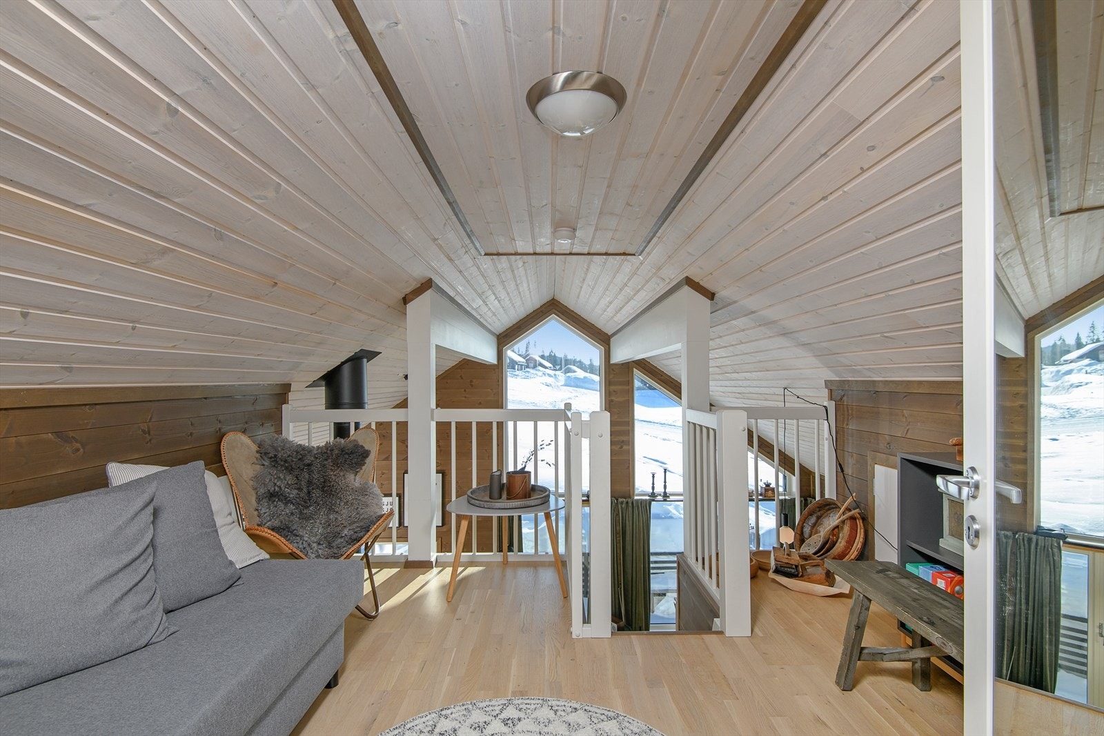 Oppe på hemsen er det også en ekstra stue. Dette er et fin ekstra oppholdsrom når en er mange på hytta. Galleribilde