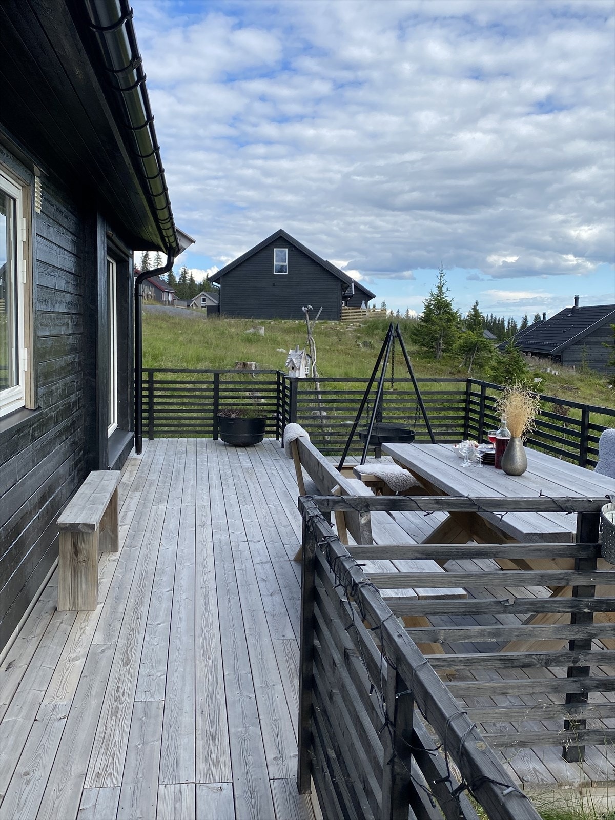 Terrassen går i vinkel på to sider av hytta. Galleribilde