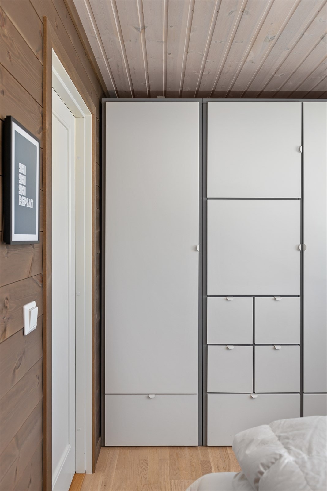 Stort og godt garderobeskap på hovedsoverommet. Galleribilde