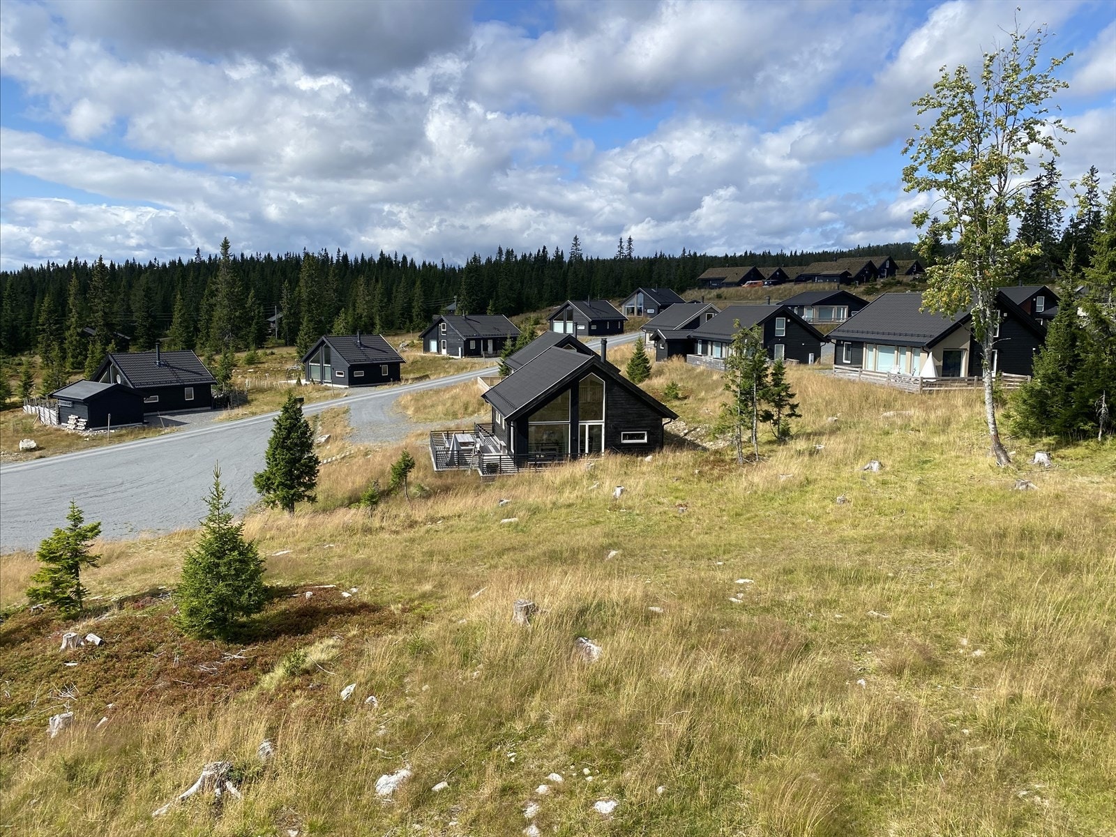 Hytta har offentlig vann og avløp og helårsvei. Enkel adkomst inn i feltet. Ca 2 km til sentrum av Sjusjøen med dagligvare, sportsbutikk, serveringssteder m.m. Galleribilde