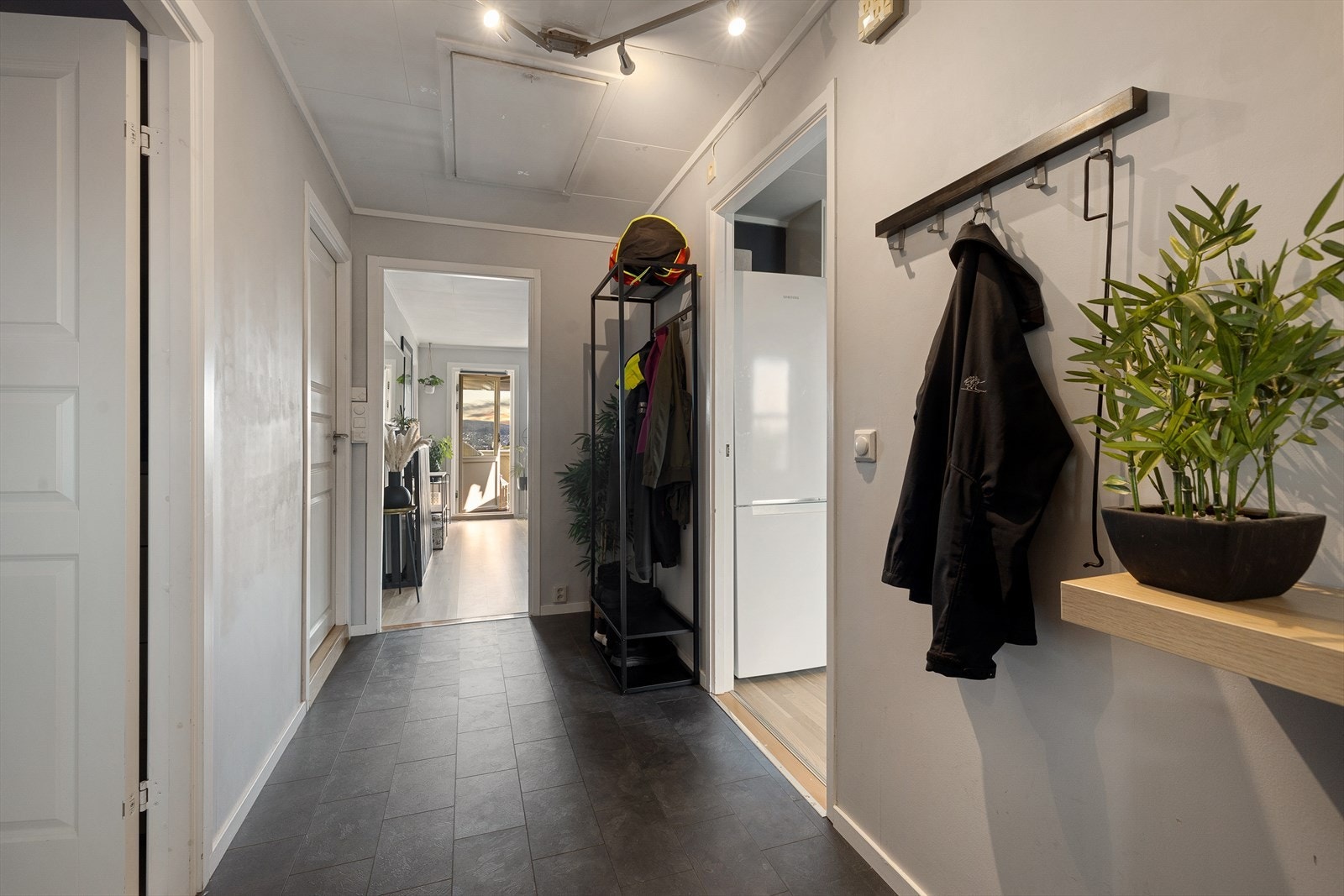 Leiligheten ligger i andre etasje, og har adkomst via utvendig trapp og svalgang. Galleribilde