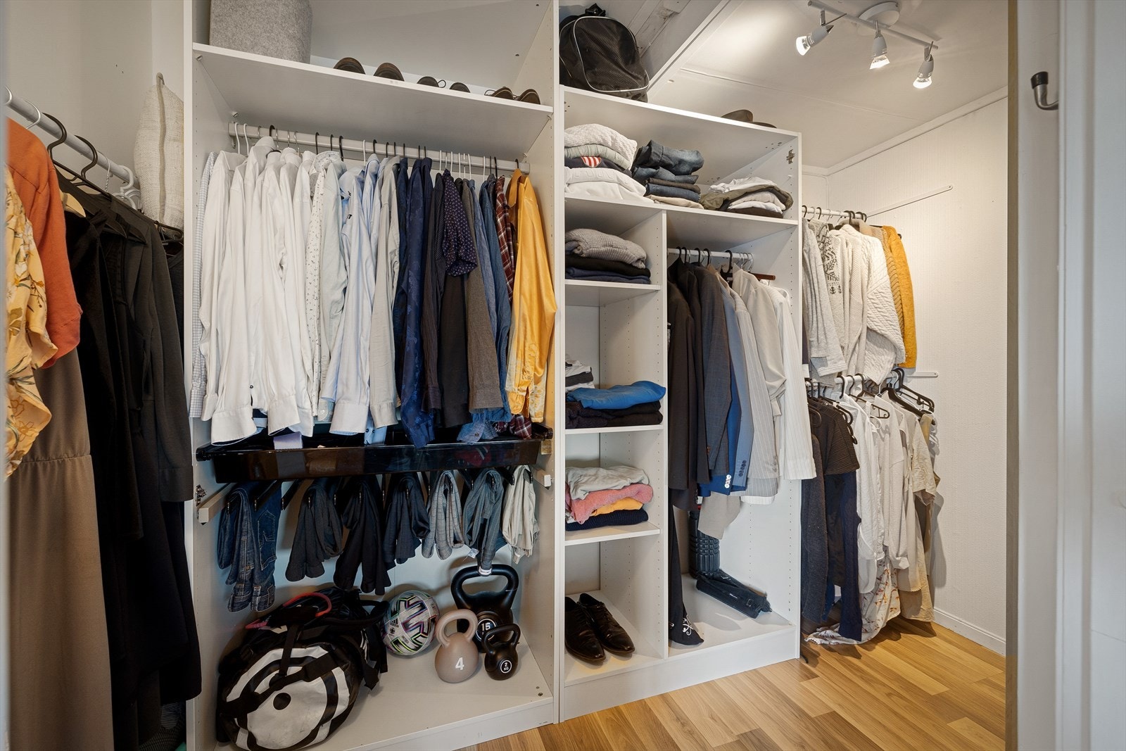 Samme soverom ligger i tilknytning til et innredet walk-in closet. Galleribilde