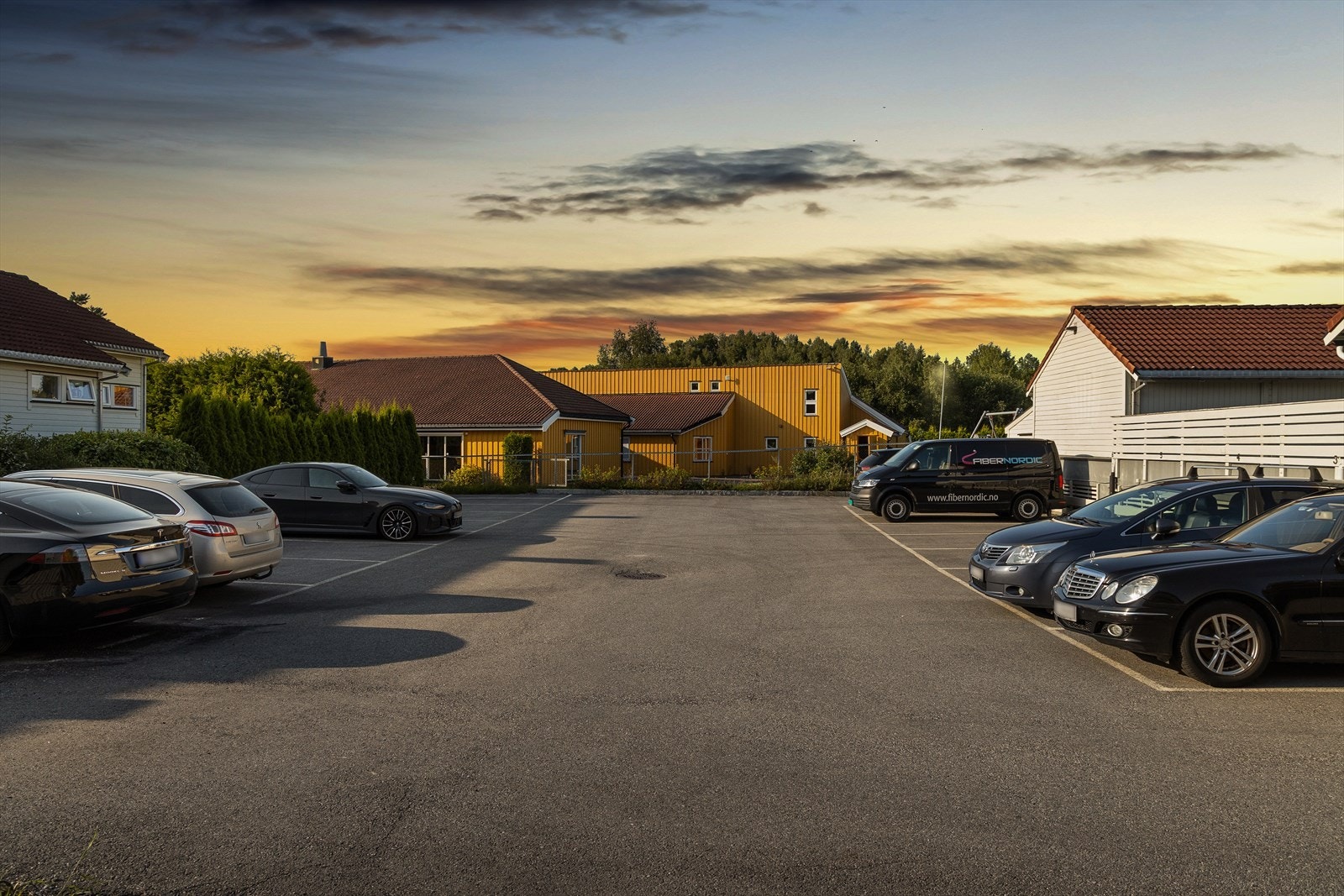 Det medfølger én p-plass i felles garasjeanlegg. Øvrig parkering etter områdets gjeldende bestemmelser. Galleribilde