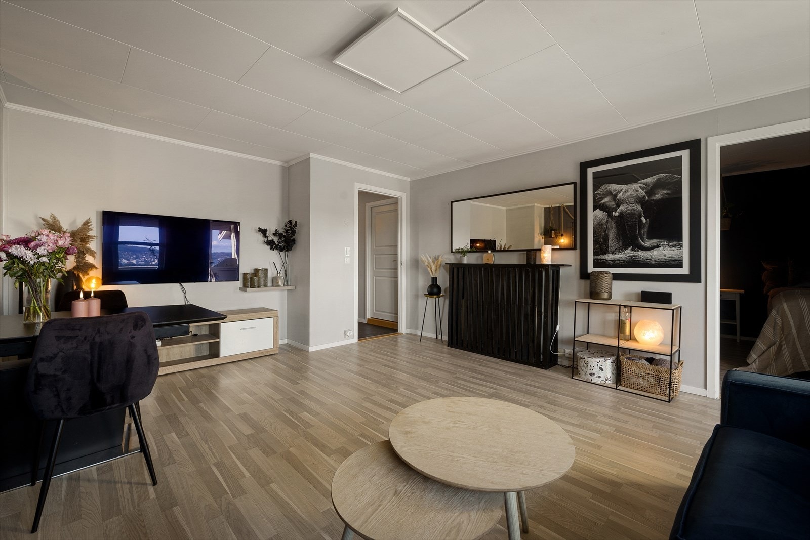 Veggene er malt i tidsmessige gråtoner, og stuen har lys, trestavs laminat på gulvet. Galleribilde