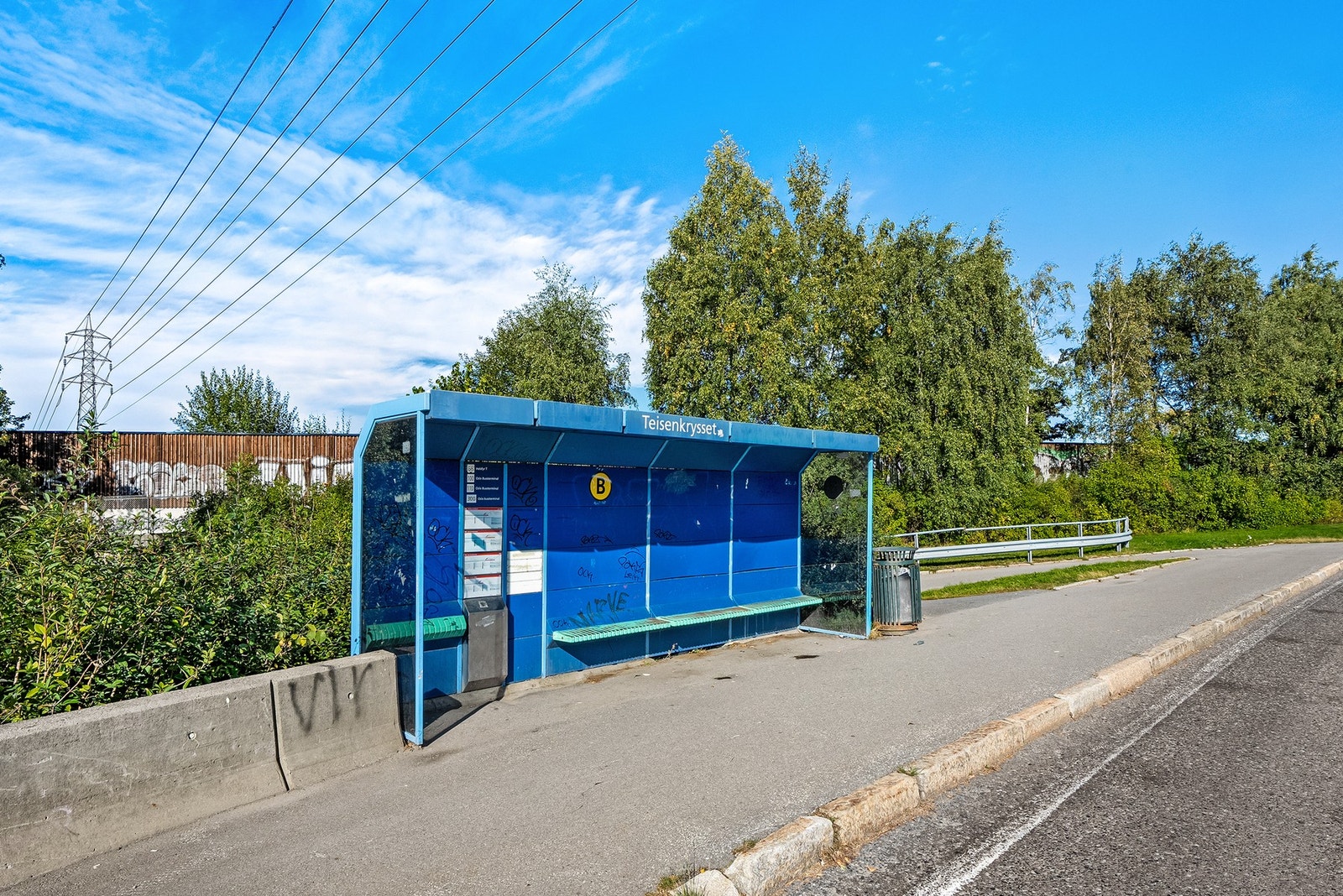 Teisenkrysset bussholdeplass ligger like ved og har hyppige bussavganger inn og ut av sentrum eller til Helsfyr T. Galleribilde