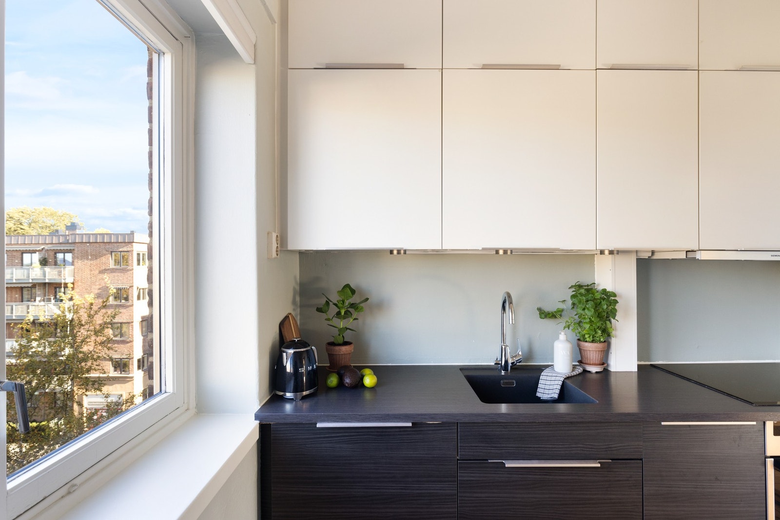 Behagelig lysinnslipp fra kjøkkenvindu Galleribilde