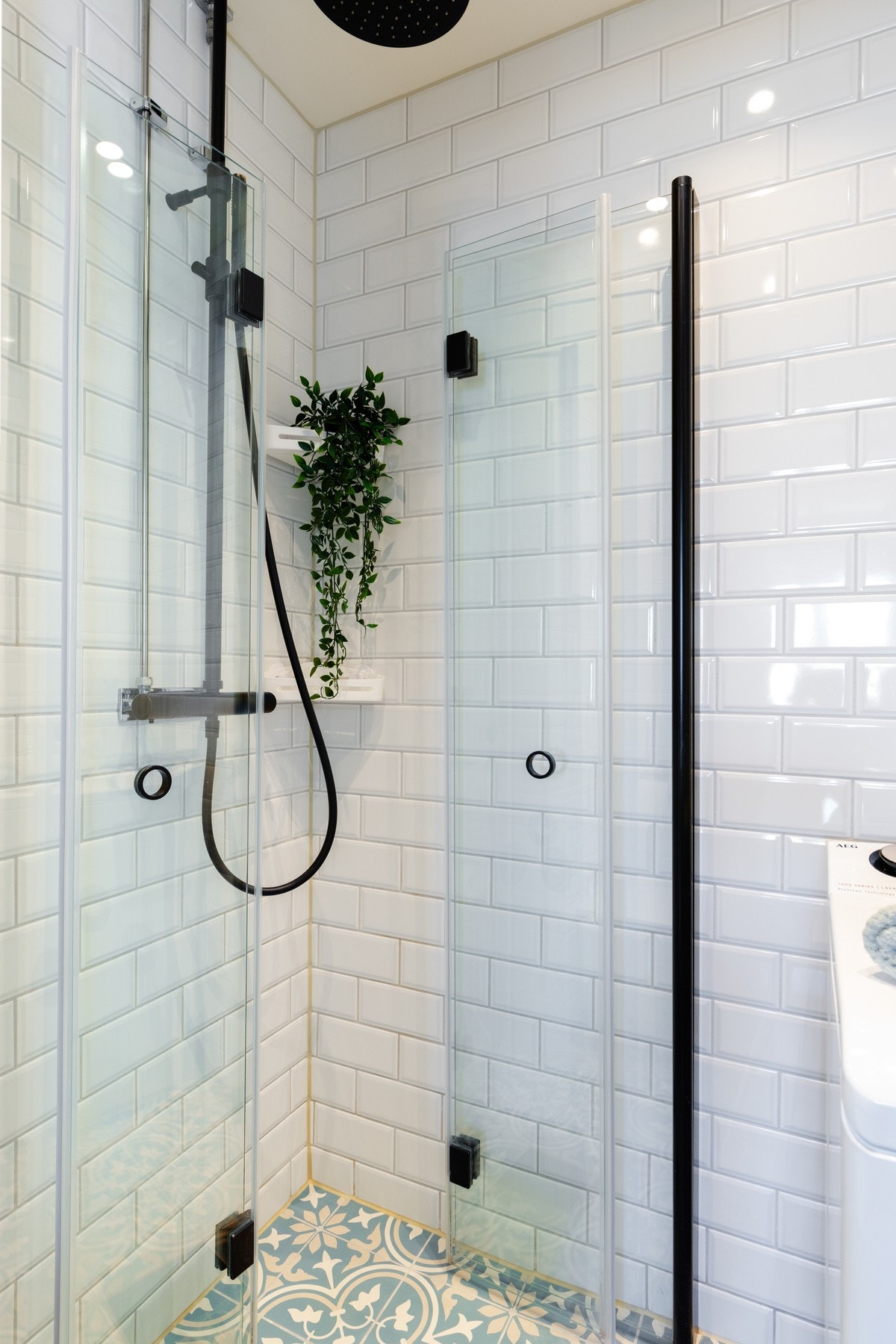 Foldbare dusjdører i glass, regnfallsdusj, varmekabler og downlights i taket er bare noen av tilvalgene som ble gjort Galleribilde