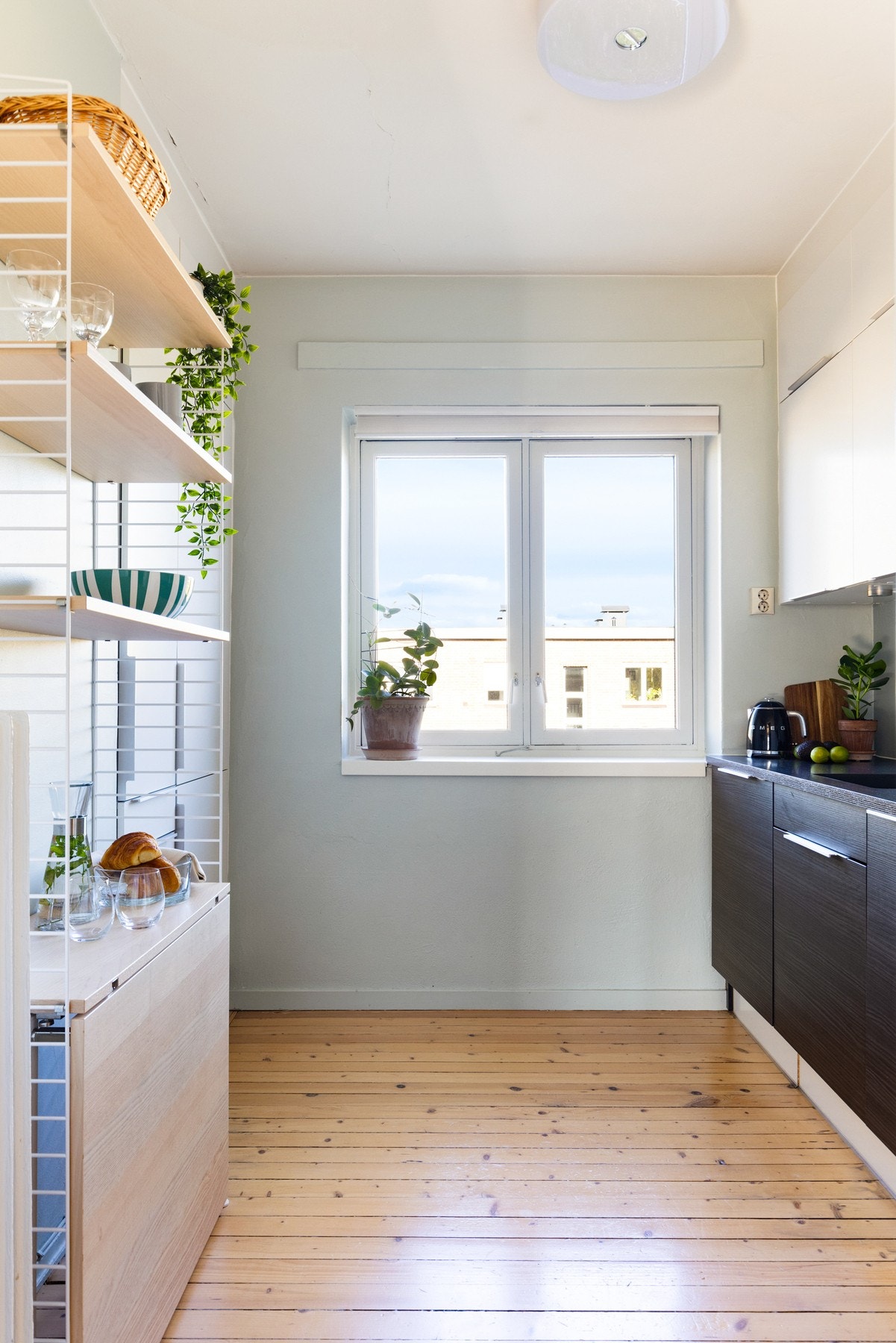 Leiligheten har separat kjøkken fra HTH, pusset opp i 2014 Galleribilde