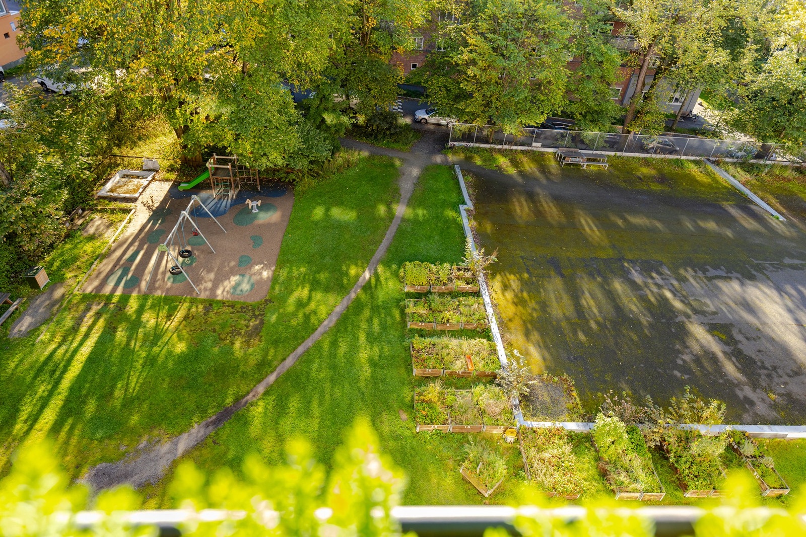 Foran blokken er det grønne arealer som skal bli enda grønnere i fremtiden, da området er regulert til park Galleribilde