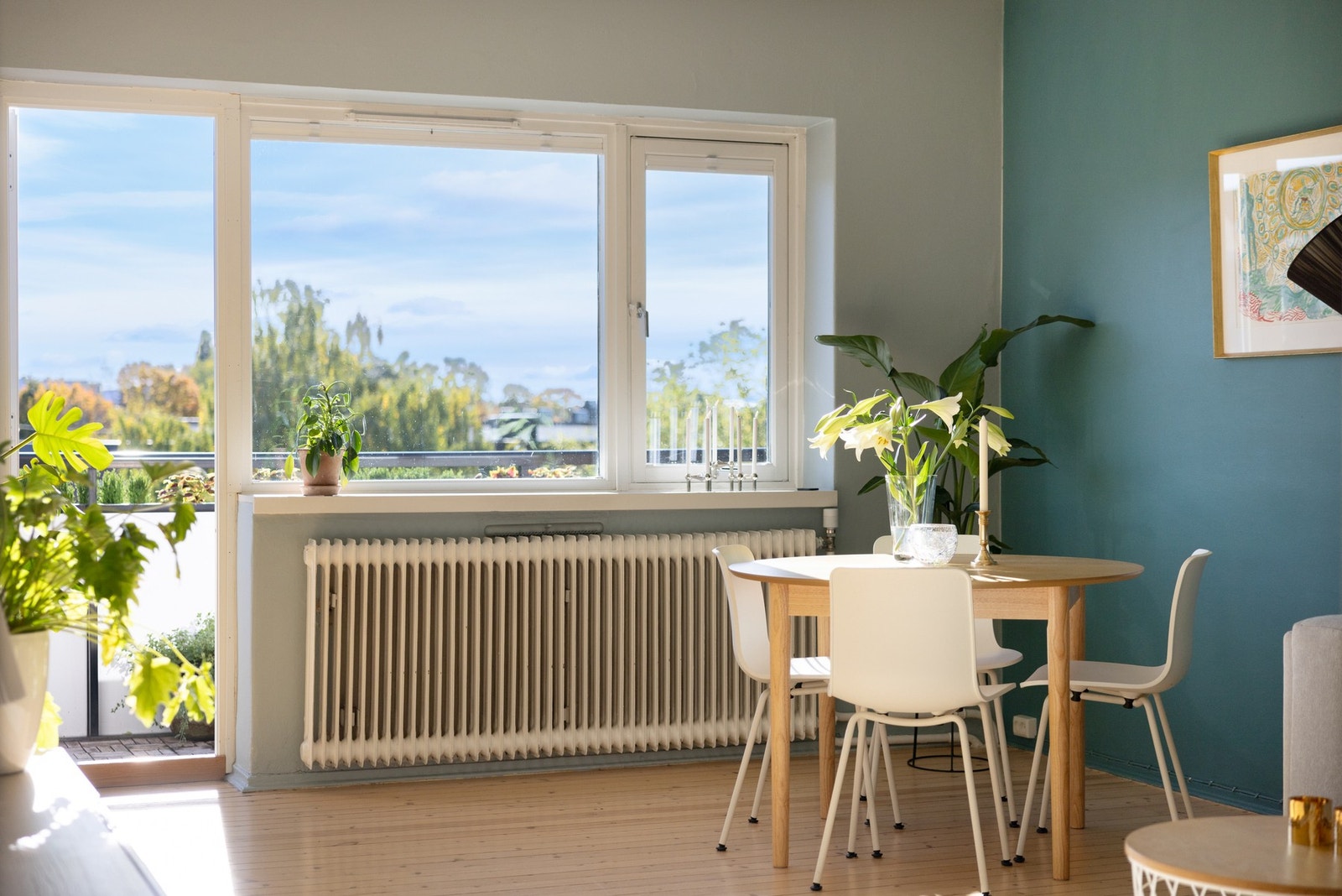 Stuen er enkel å møblere med naturlige plasser for sofa, spisebord og tv-møblement Galleribilde