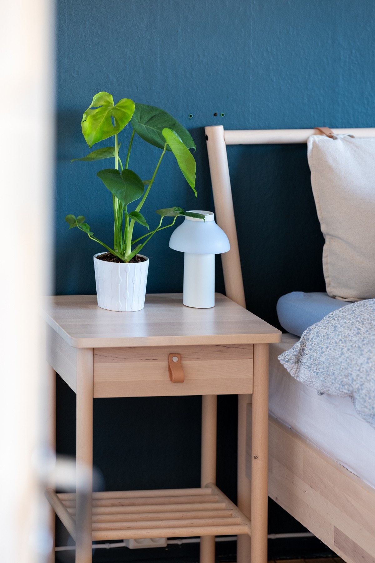 Soverommet er svalt og behagelig med vinduer mot en stille, lite trafikkert gate Galleribilde