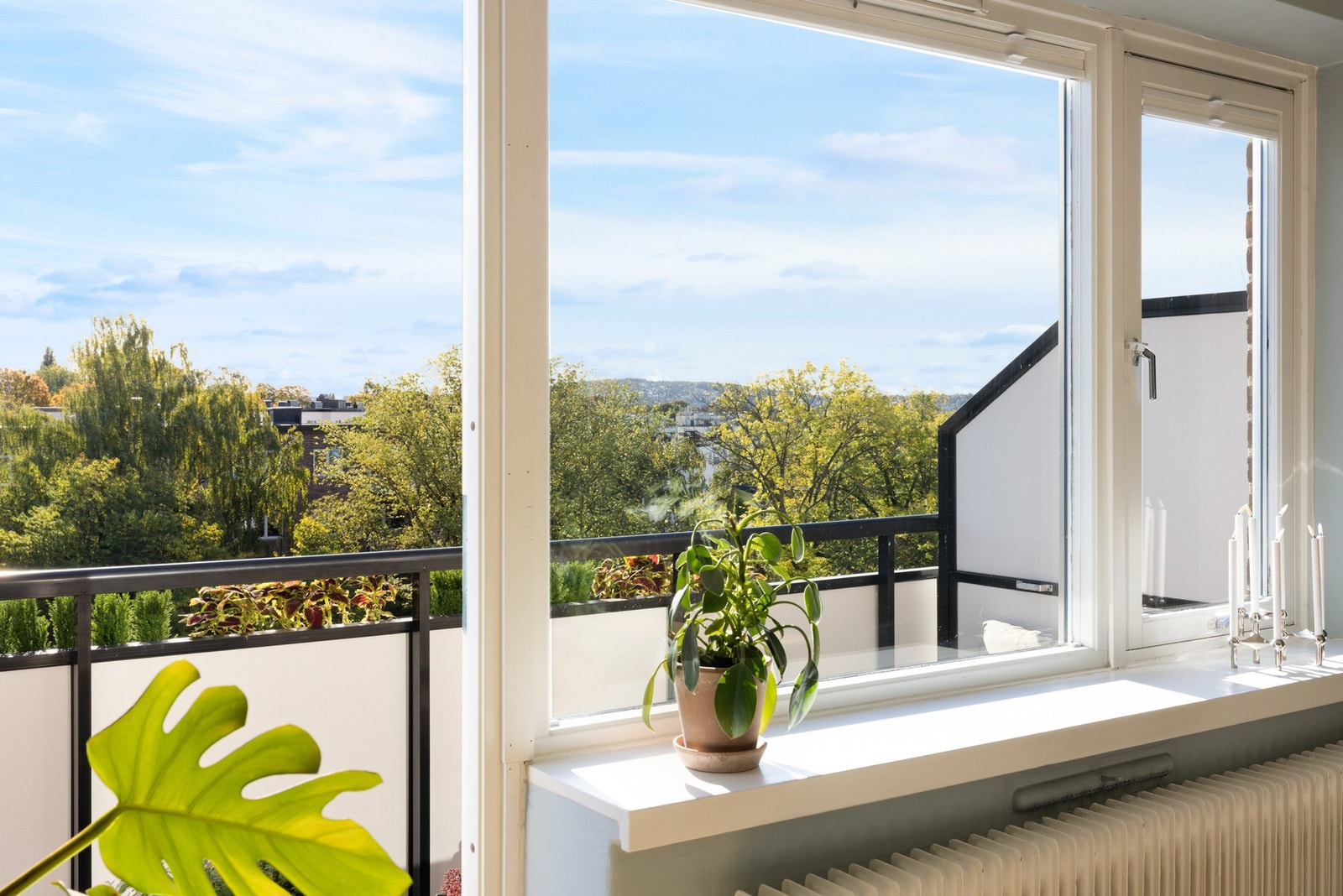 Balkongen har utgang fra stuen og har sol fra soloppgang til ca 17.00 Galleribilde