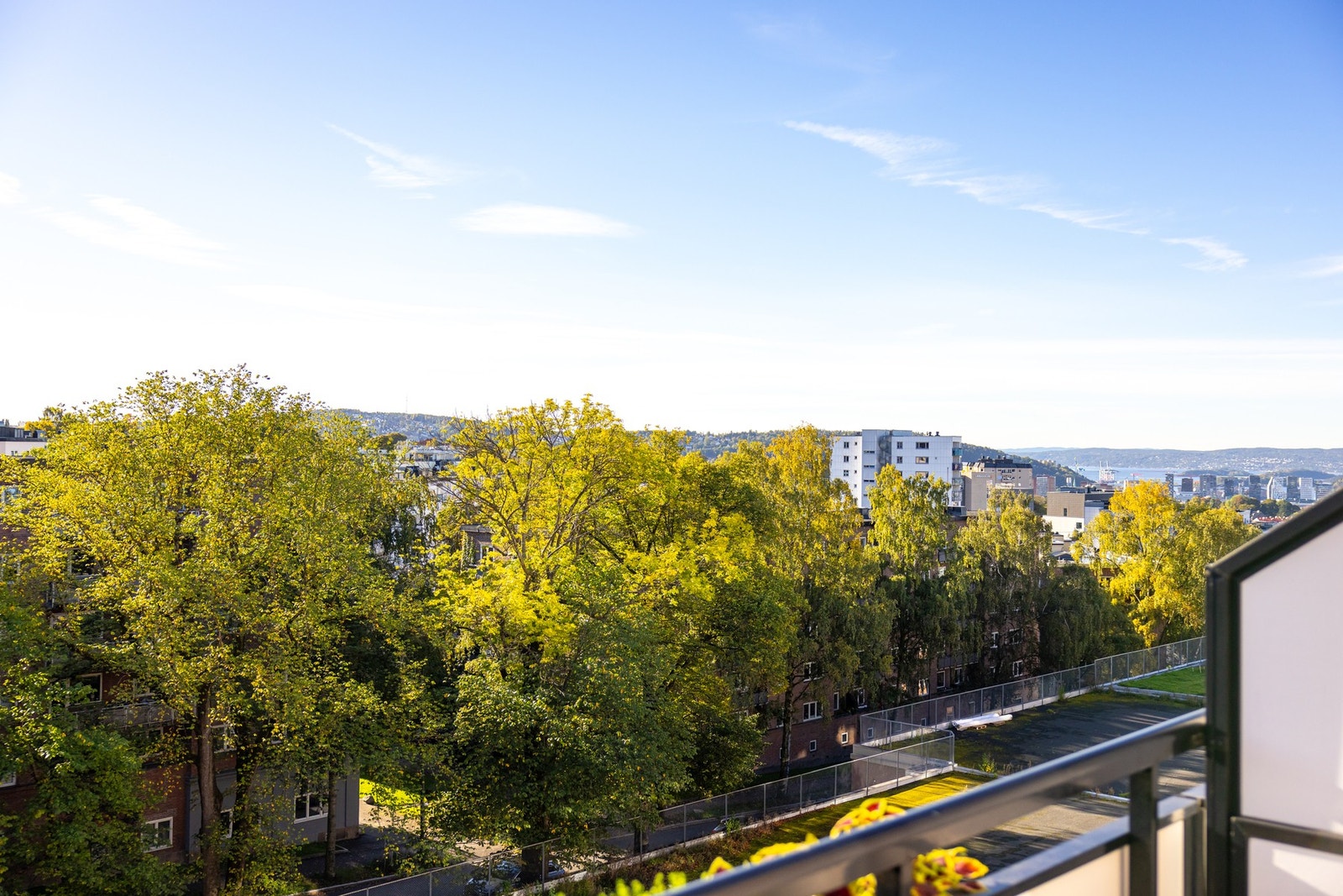 Det er ingen gjenboere eller innsyn på balkongen og god avstand til nærmeste blokk Galleribilde