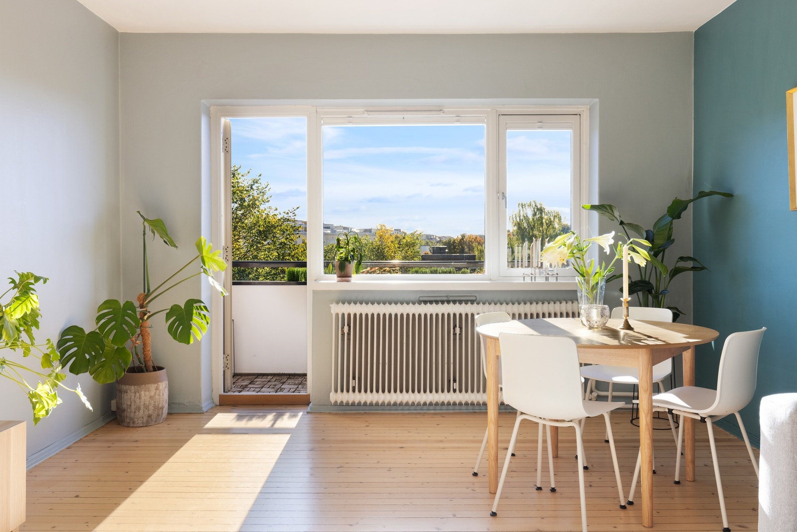 Leiligheten er lys og innbydende, med originale tregulv, god takhøyde og gjennomgående planløsning Galleribilde