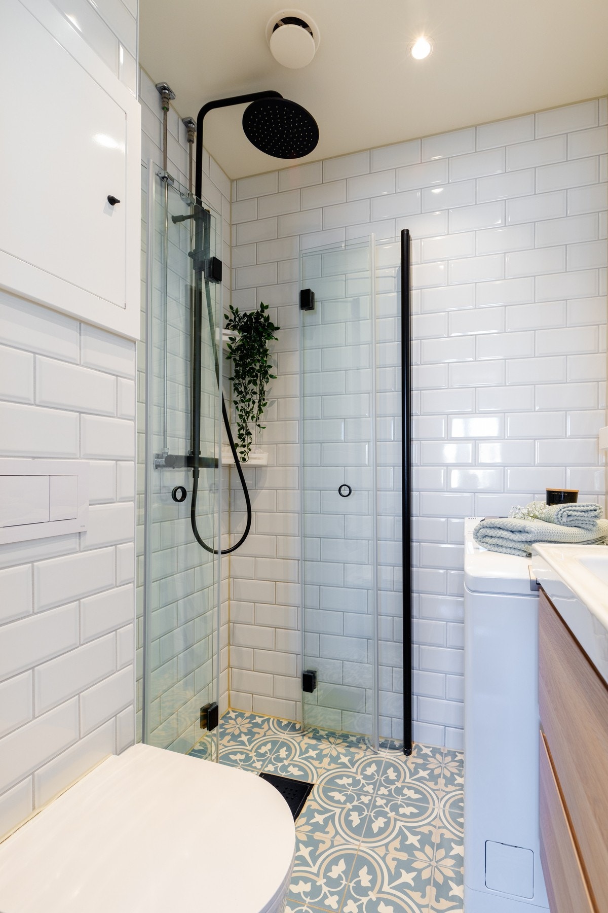 Det er også opplegg for vaskemaskin og vegghengt toalett med skjult sisterne, speilskap og pen skuffeinnredning Galleribilde