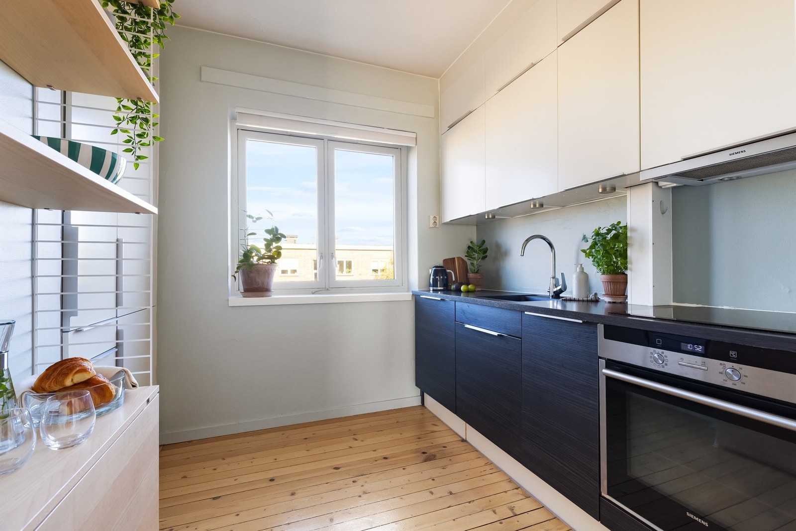 Her er det integrert oppvaskmaskin, komfyr og induksjonstopp Galleribilde