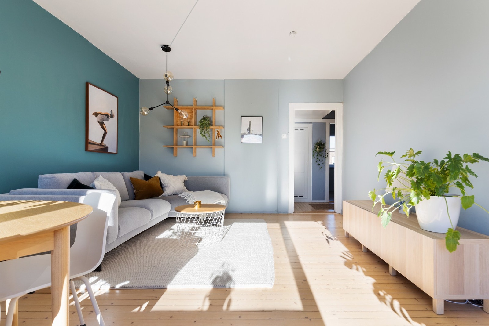 Her behøver man ikke være veldig kreativ for å finne en fin plass til tv og mediemøblement Galleribilde