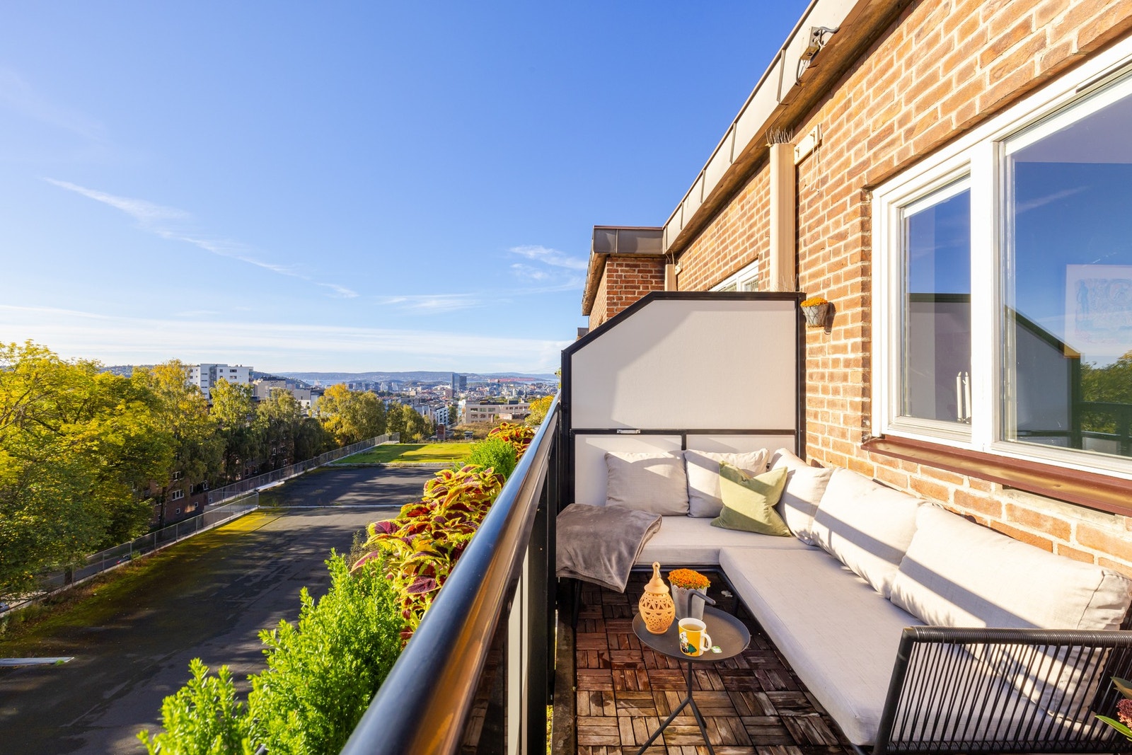 Det er utsikt over takene på hovedstaden helt ned til sjøen Galleribilde