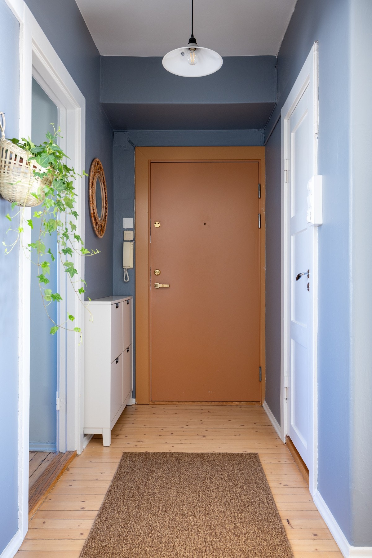 Velkommen til visning! En lys entré med plass til skoskap og knaggrekke Galleribilde