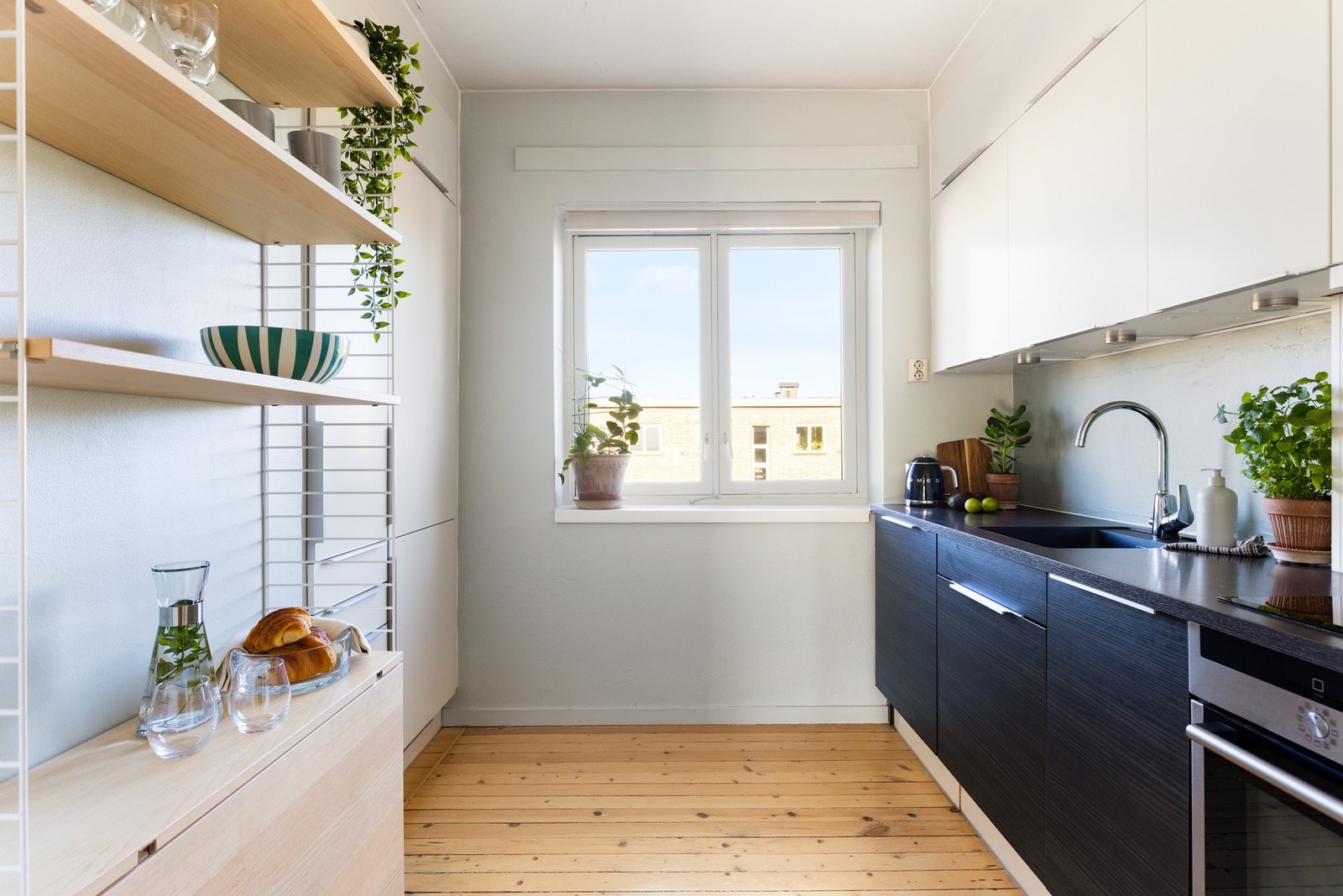 Videre er rommet også praktisk innredet med en stringhylle som kan benyttes som et lite frokostbord Galleribilde