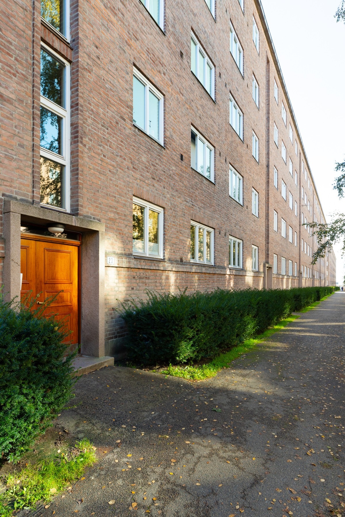 Ikoniske Schouterrassen ligger på en høyde på Rosenhoff/Sinsen med god avstand til nærliggende bebyggelse Galleribilde