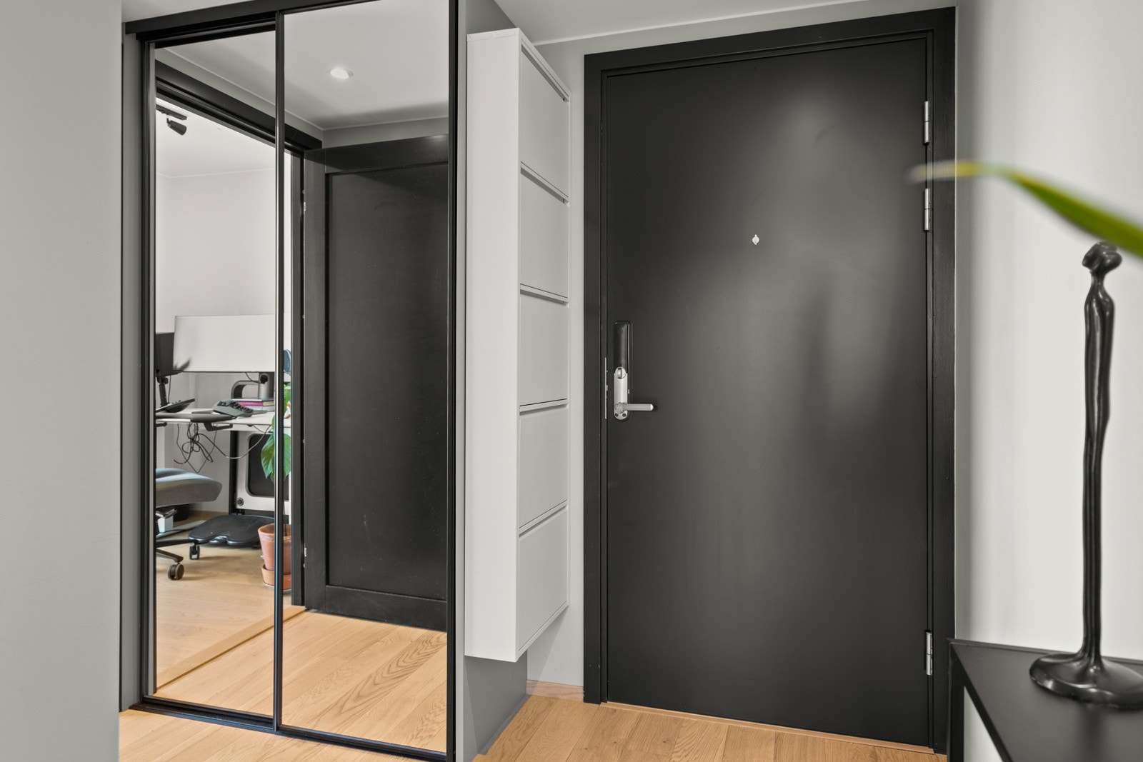 Det er installert YALE Doorman som kan åpnes/lukkes med App eller kode. Galleribilde