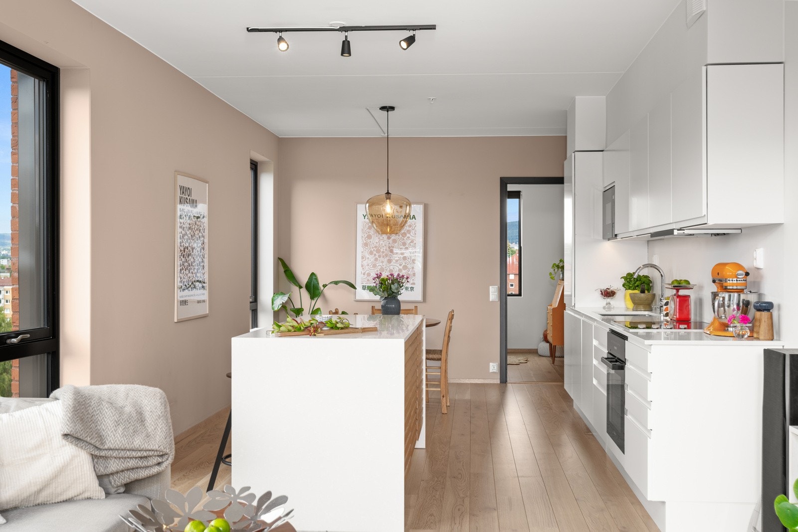 Kjøkkenøy med spiseplass og lamellfronter i eik, samt fryseskap. Galleribilde