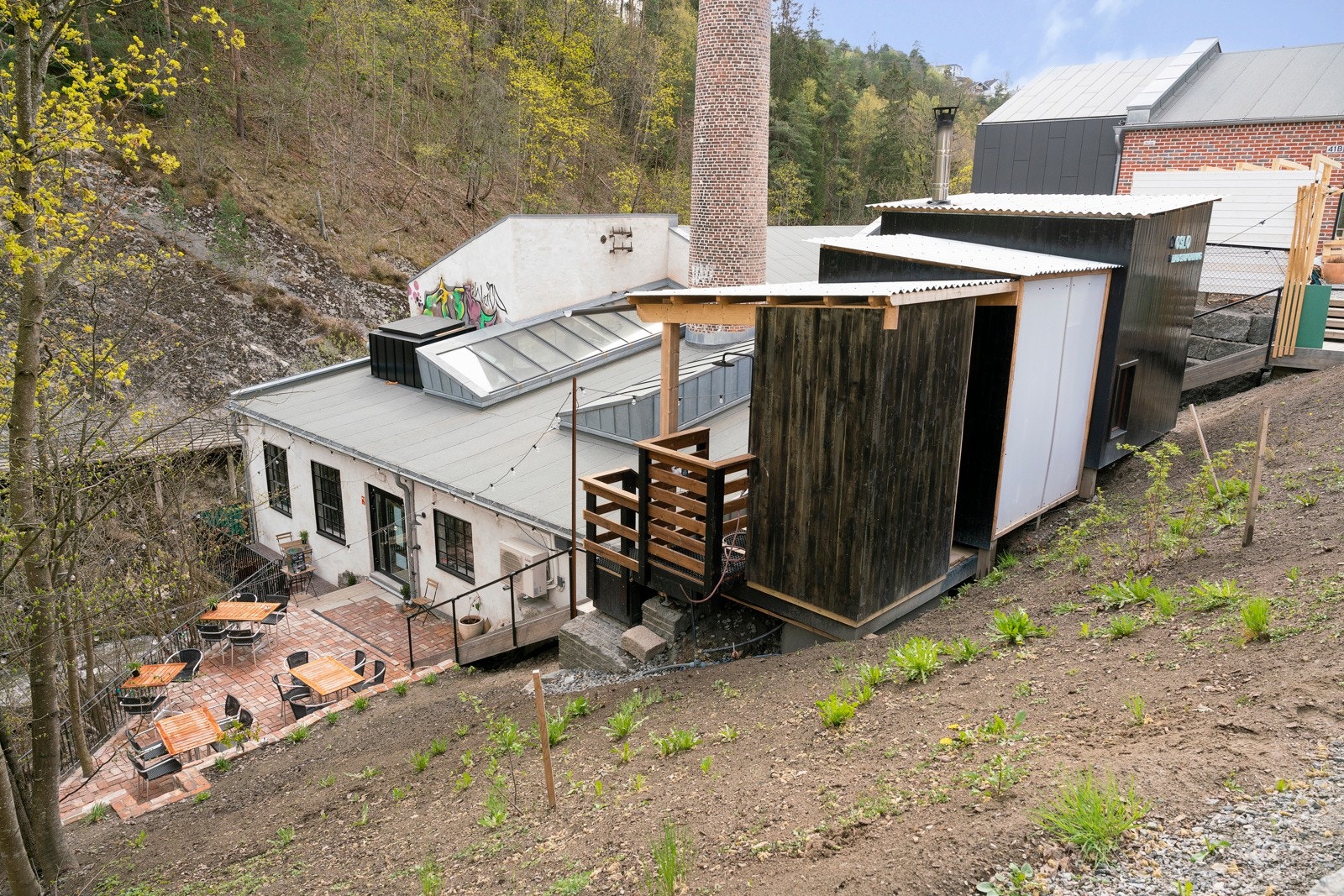 Oslo Badstueforening har badstuer i Arnljot Gellines vei 41, rett ved boligen. Her finner man også Kruttverket - "Kulturhus ved Alnaelven med et inspirerende og mangfoldig kulturtilbud for lokalsamfunnet, med kunst, kultur, musikk, dans og teaterscene" Galleribilde