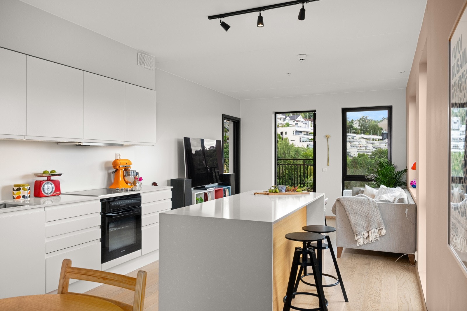 Leiligheten har høy standard, smarte løsninger og trendy fargevalg. Galleribilde