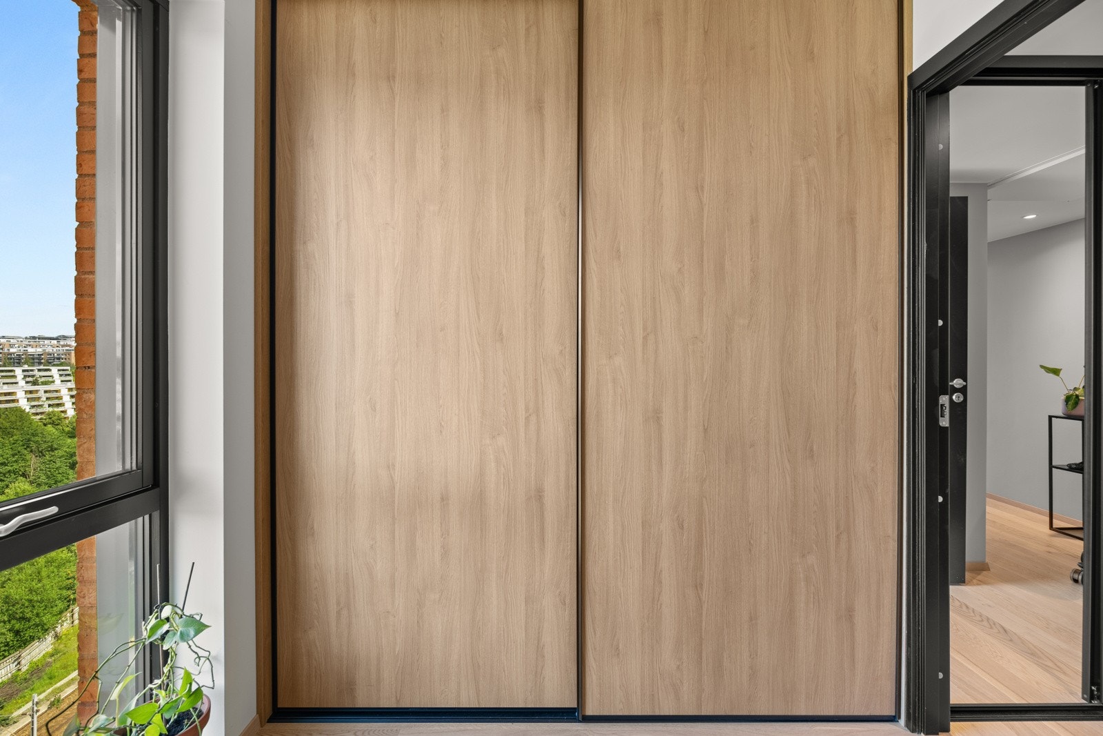 Alle garderobeskap i leiligheten ble bestilt som tilvalg av eier - levert av HTH. Galleribilde