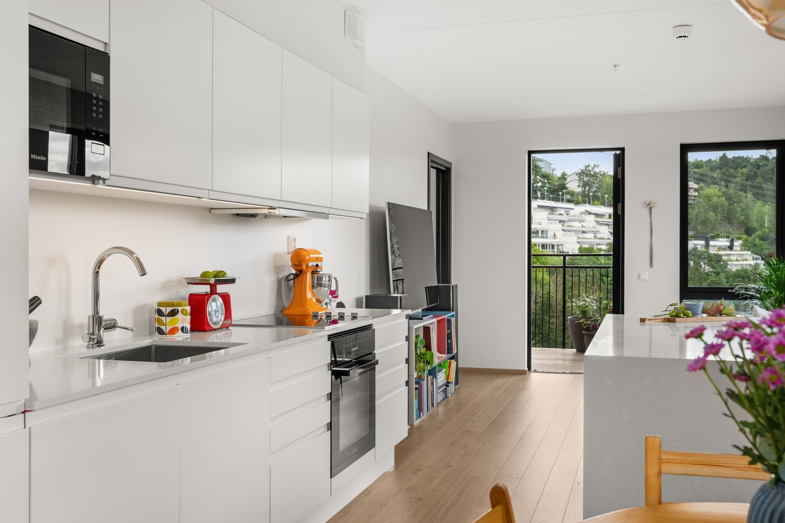 HTH-kjøkken med påkostede tilvalg som kjøkkenøy, samt hvitevarer fra kvalitetsleverandørene AEG og MIELE. Galleribilde