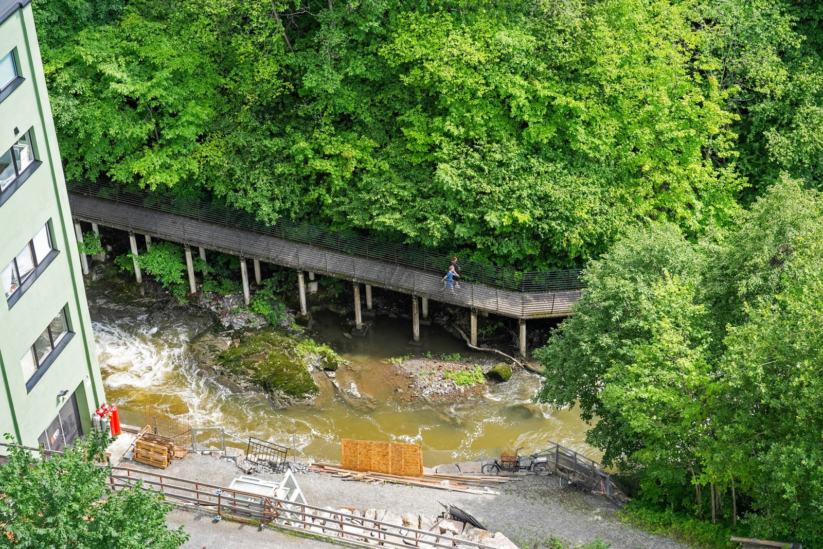 I Lodalen bor du i et naturskjønt område med kort vei til Svartdalsparken, hvor du kan gå tur langs Alnaelvas bredder. Galleribilde