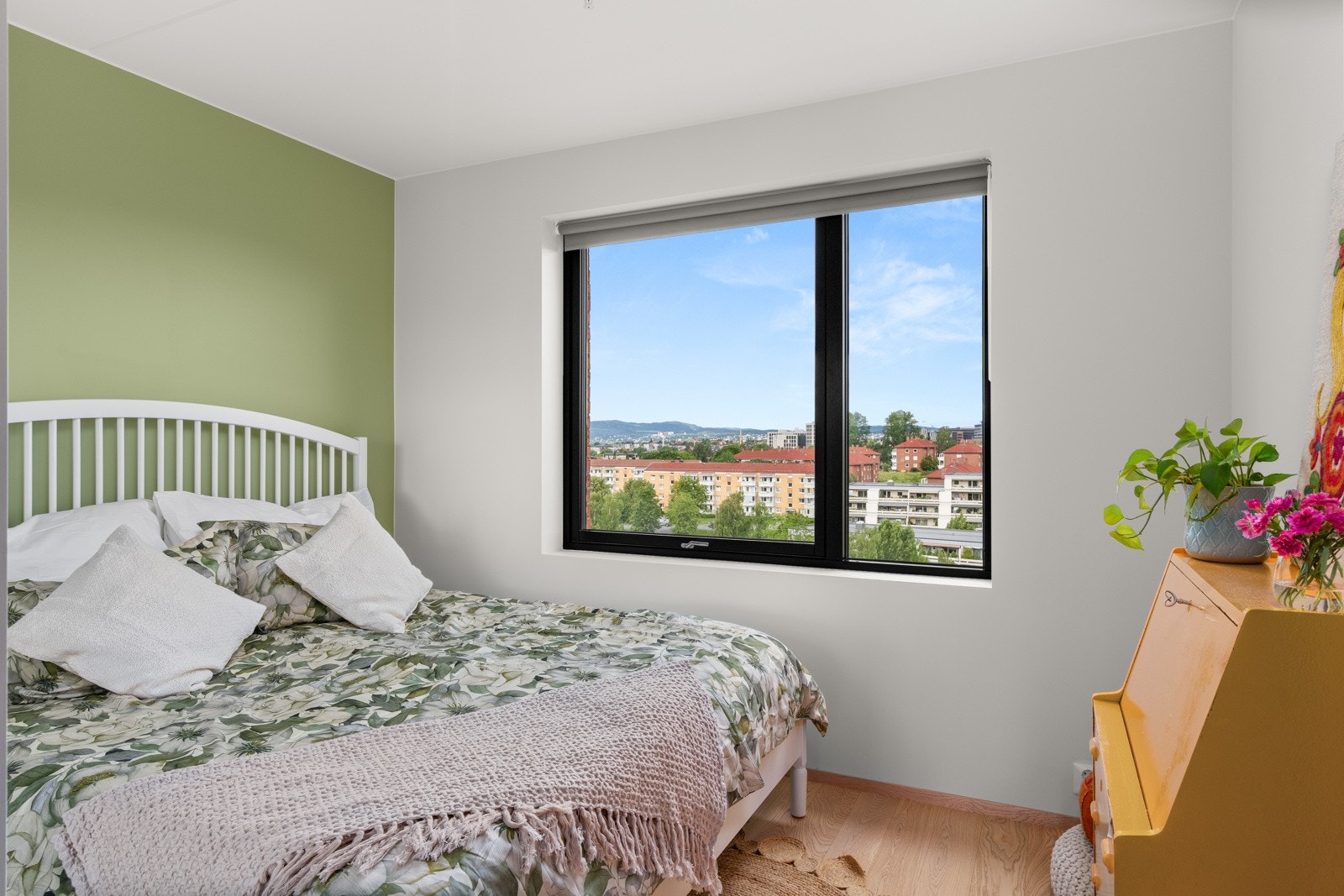 Leilighetens hovedsoverom. Her har du plass til dobbeltseng, samt tilhørende nattbord. Galleribilde