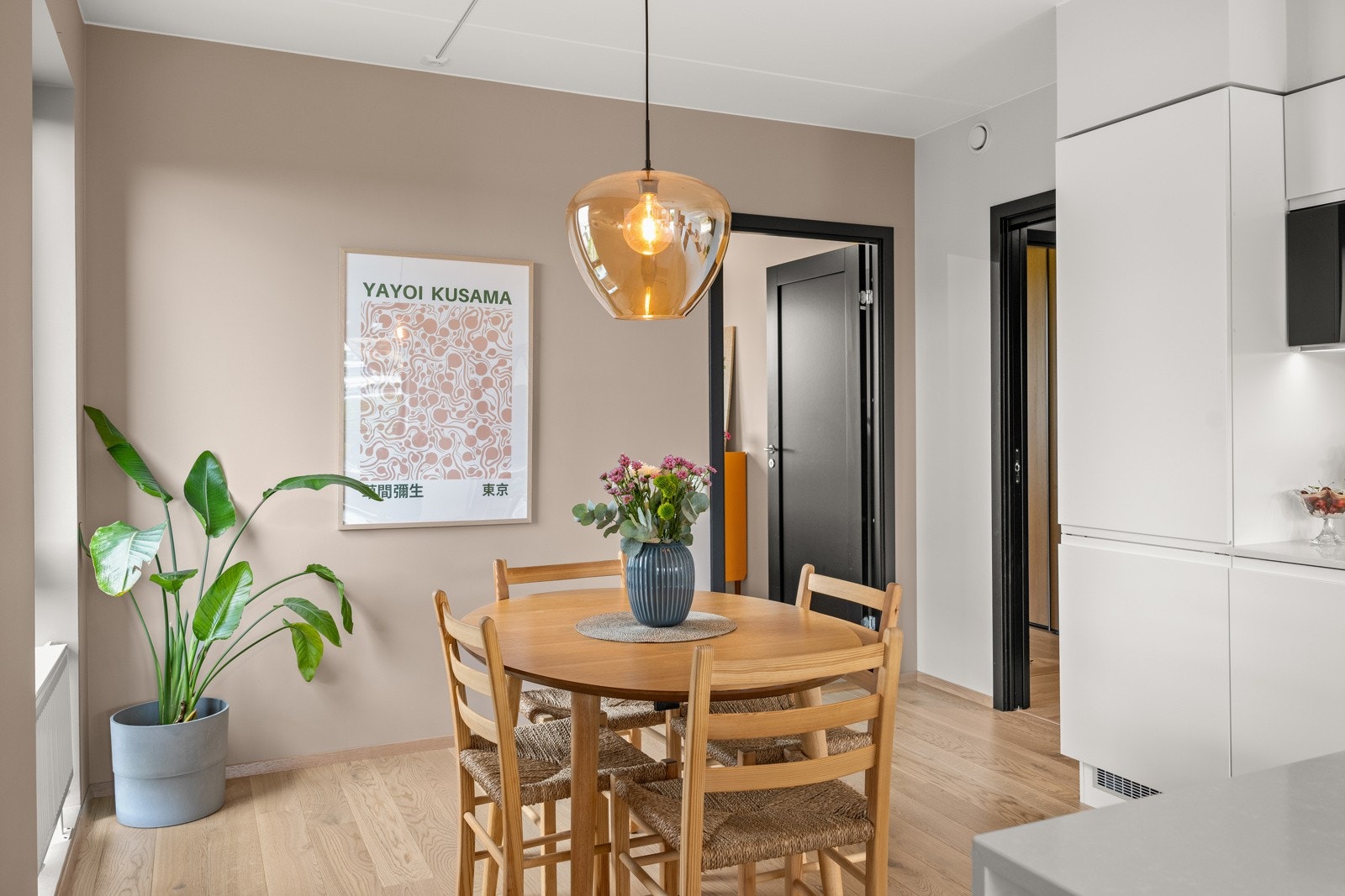 Det er installert screens på vinduer og balkongdør i stue/kjøkken, samt vindu på soverom mot syd. Galleribilde