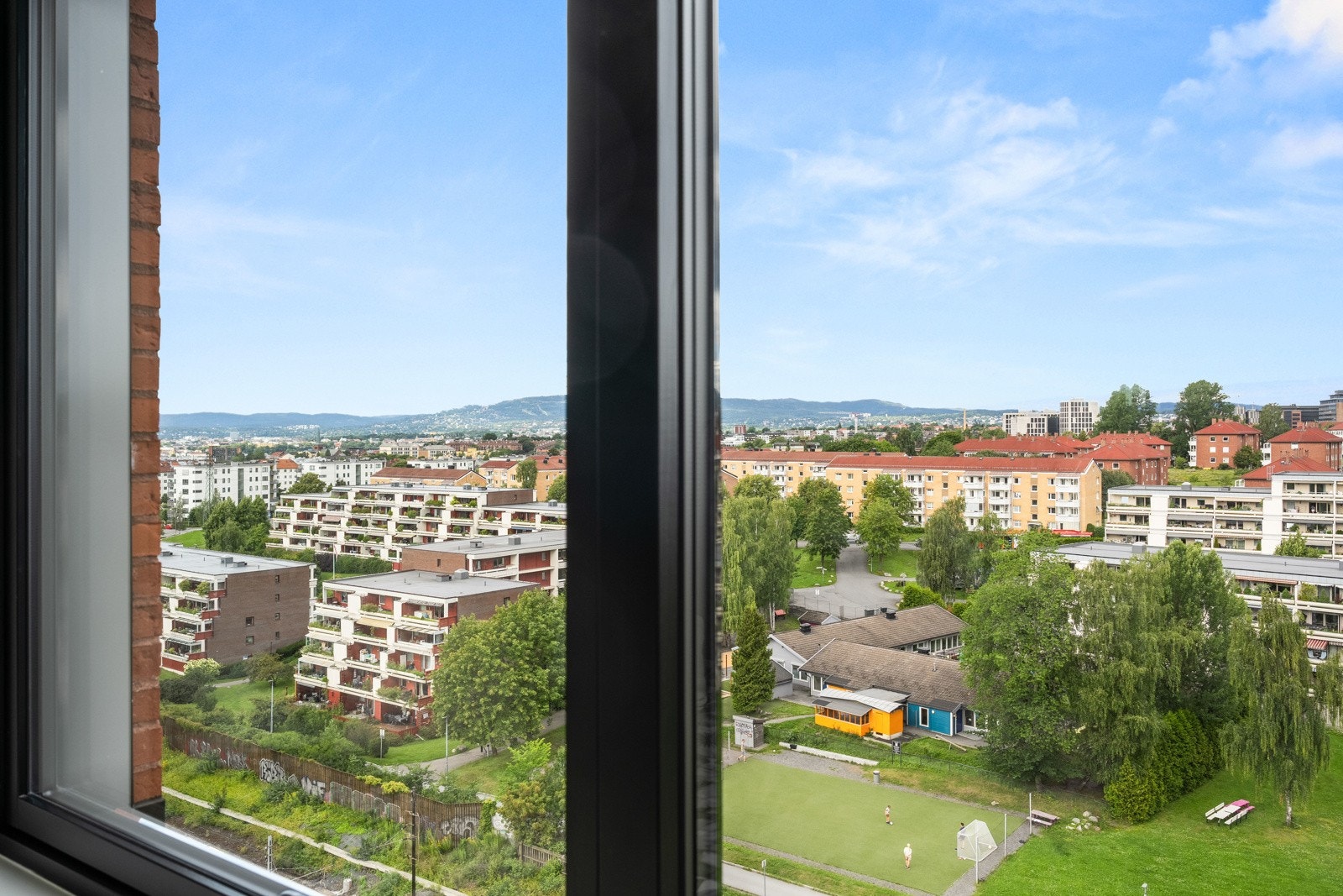 Utsikt fra hovedsoverommet mot Etterstad. Her kan du nyte kveldssolen over Holmenkollåsen. Galleribilde