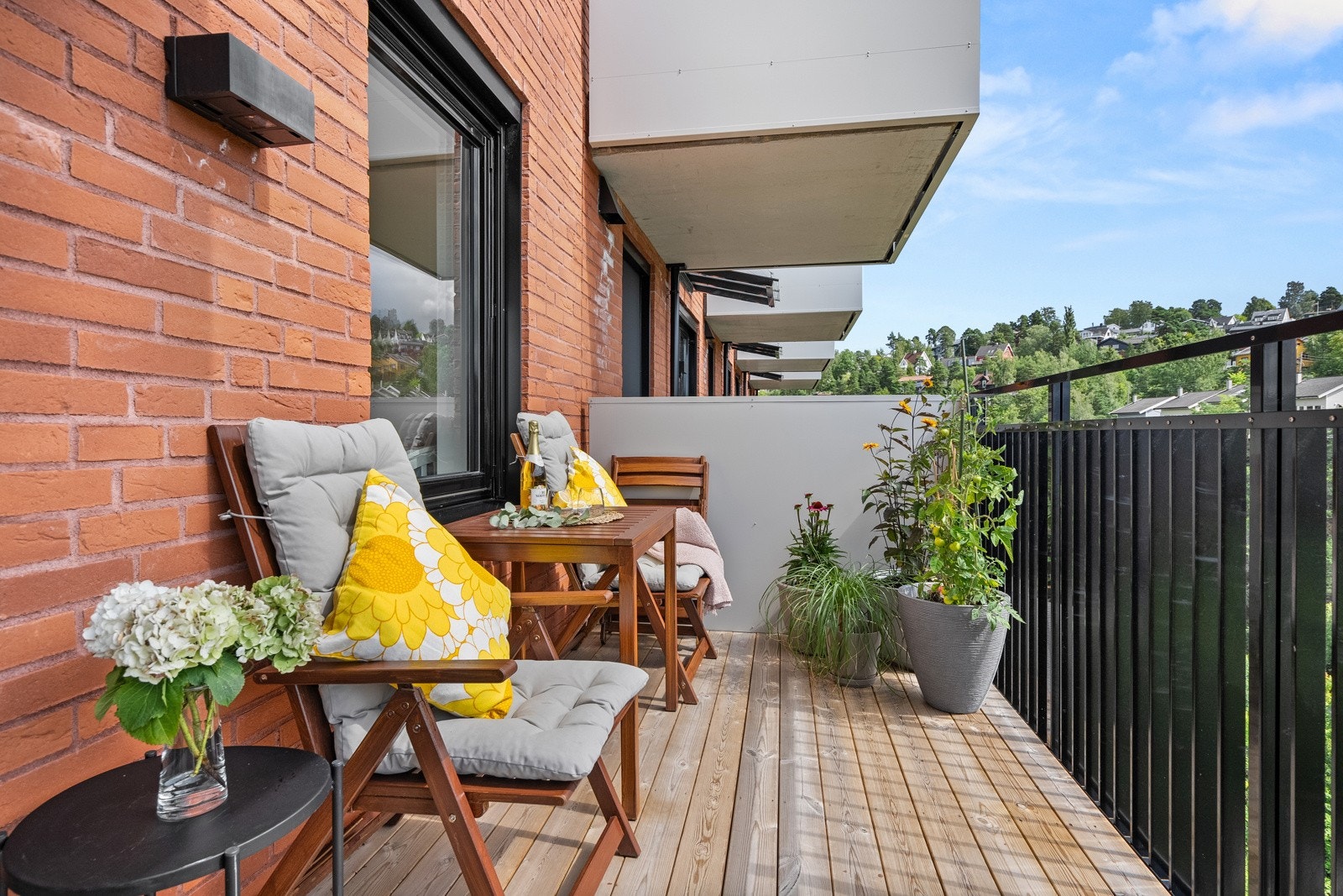 Balkongen er romslig og er oppmålt til 8kvm av takstmann. Galleribilde