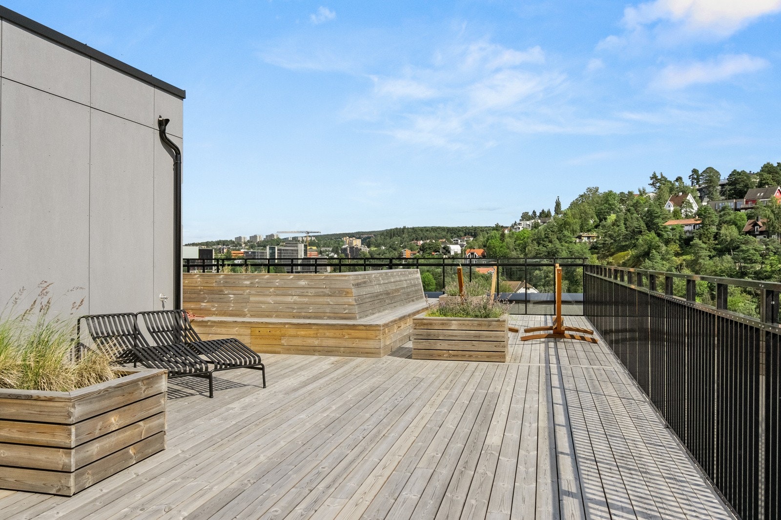 Takterrassen er forseggjort med beplantning, og bordtennisbord. Galleribilde