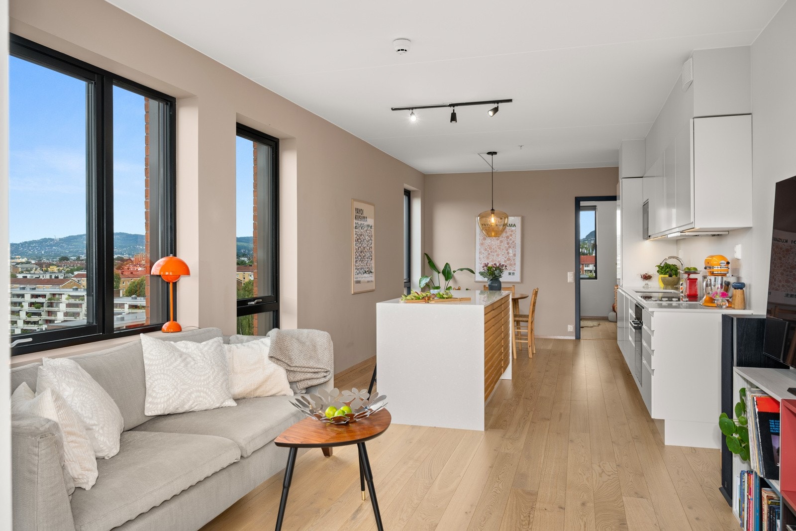 Leiligheten har meget god intern beliggenhet i bygget med vidstrakt utsikt og optimale solforhold. Galleribilde