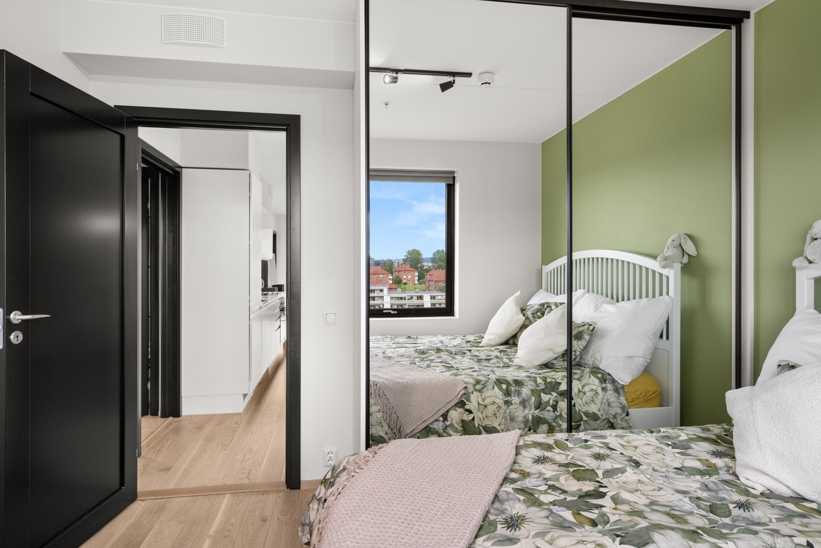 Takhøy skyvedørsgarderobe med speilfronter. Galleribilde