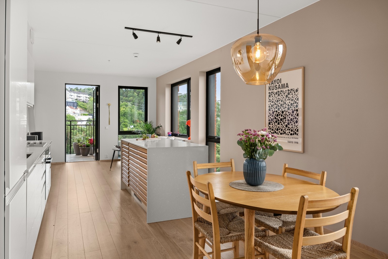 Denne leiligheten ligger i et nytt bygg fra 2023 med gjenværende entrepenørgaranti til 2028. Galleribilde