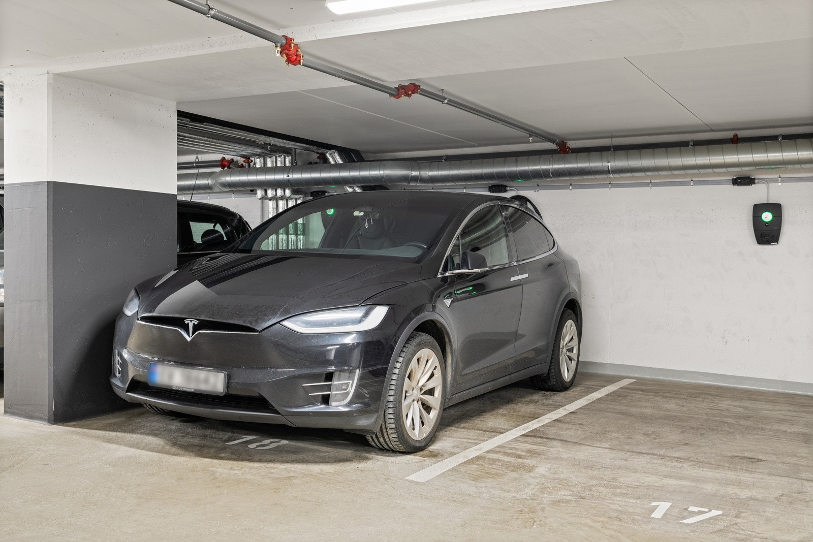 Med leiligheten medfølger garasjeplass i byggets kjeller. Heis helt ned. Galleribilde