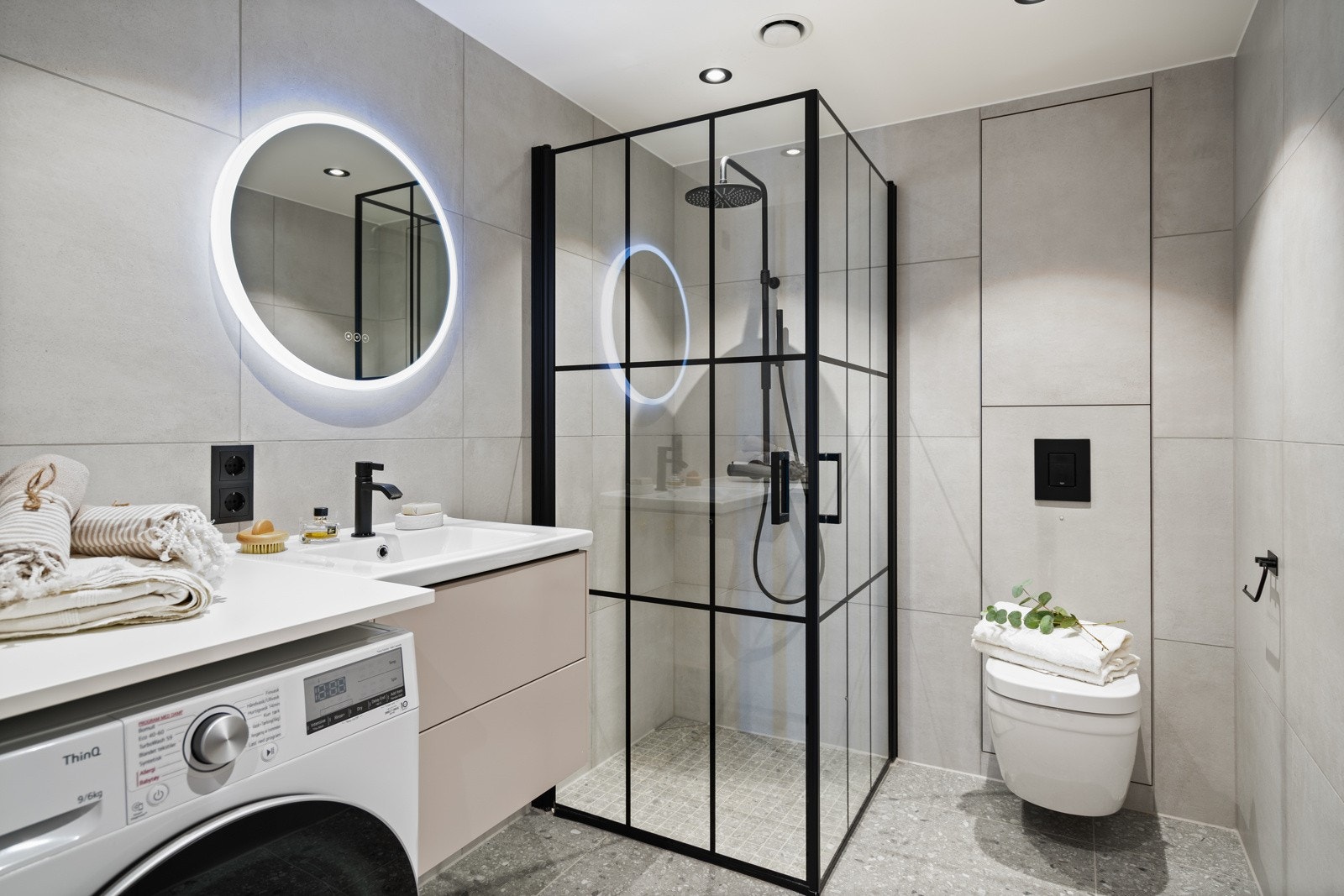 Påkostet baderom med armatur og dusjdører med sorte detaljer. Galleribilde