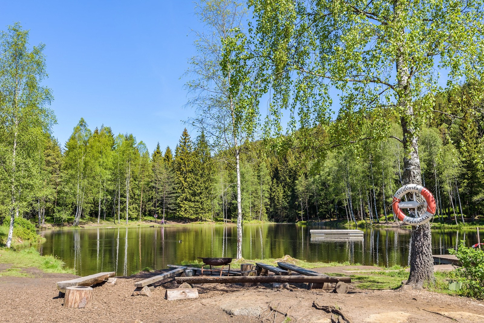 Gangavstand til flere badevann som f.eks. idylliske isdammen. Galleribilde